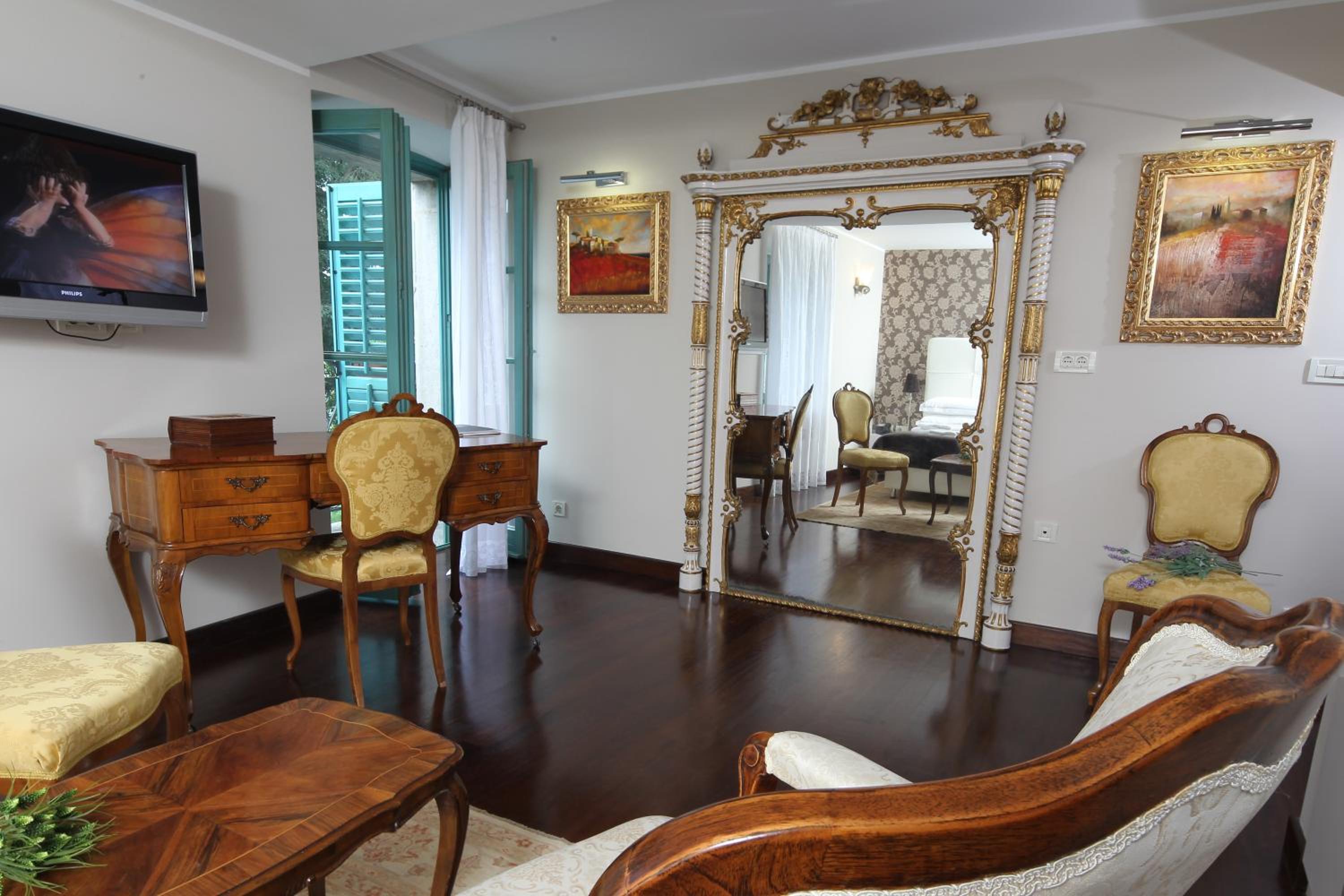 Junior Suite with Balcony - Photo 1