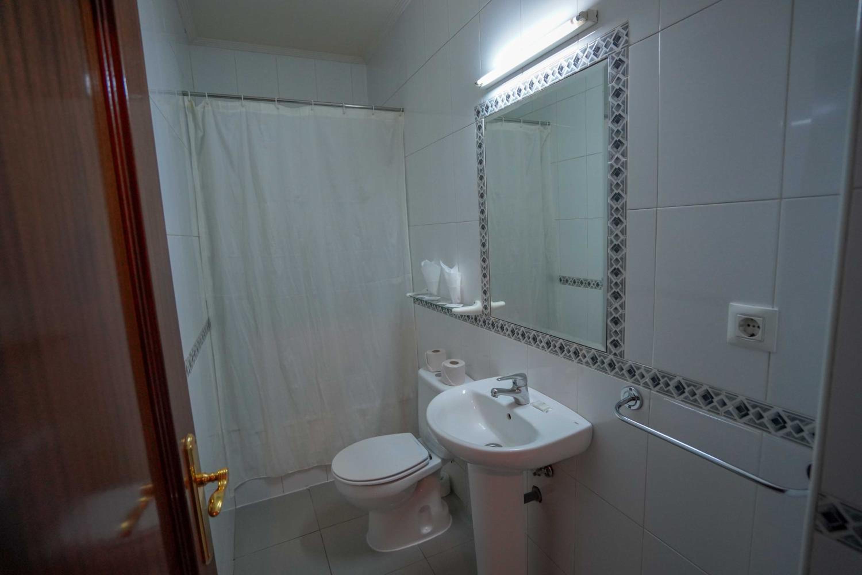 Small Interior Double Room - Photo 6