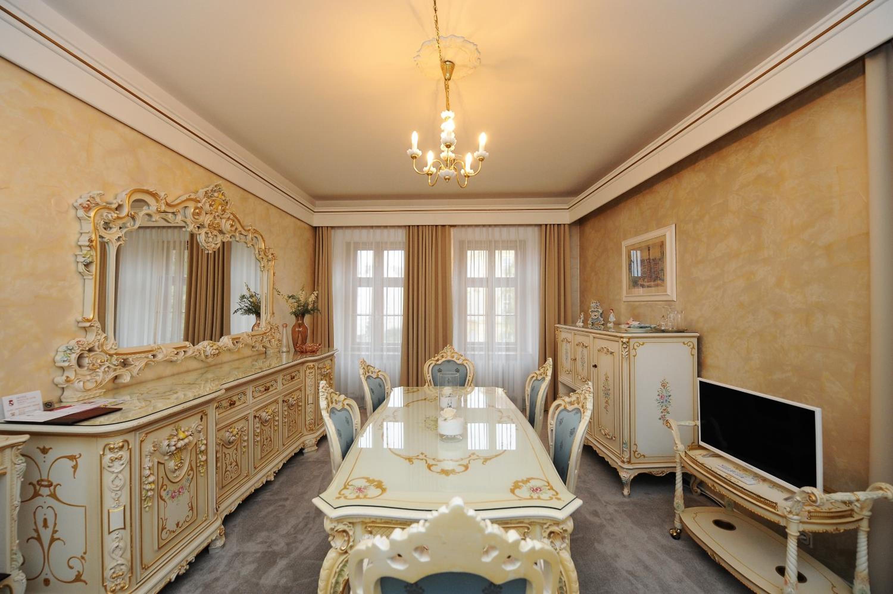 Suite - Photo 2