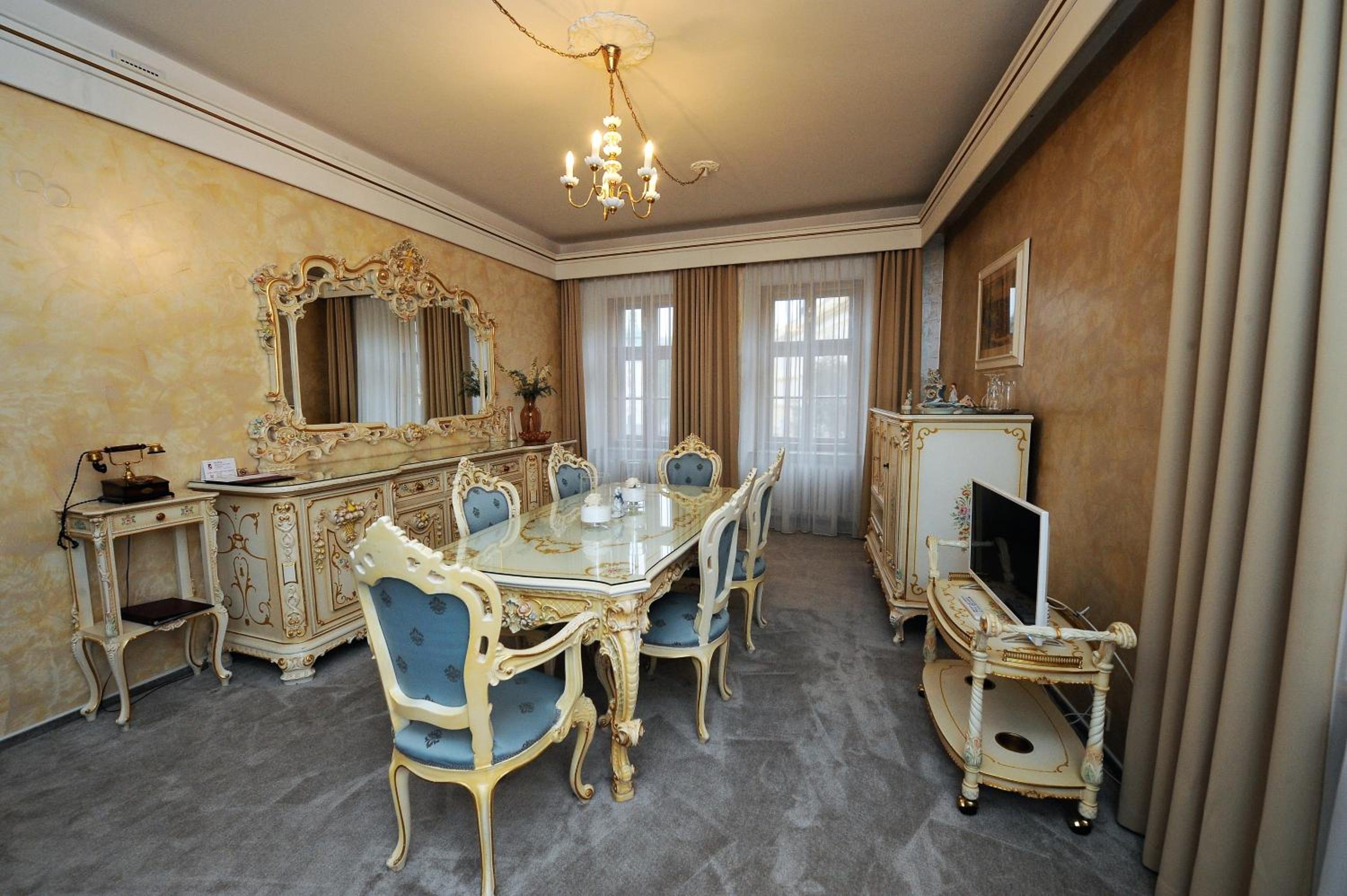 Suite - Photo 11