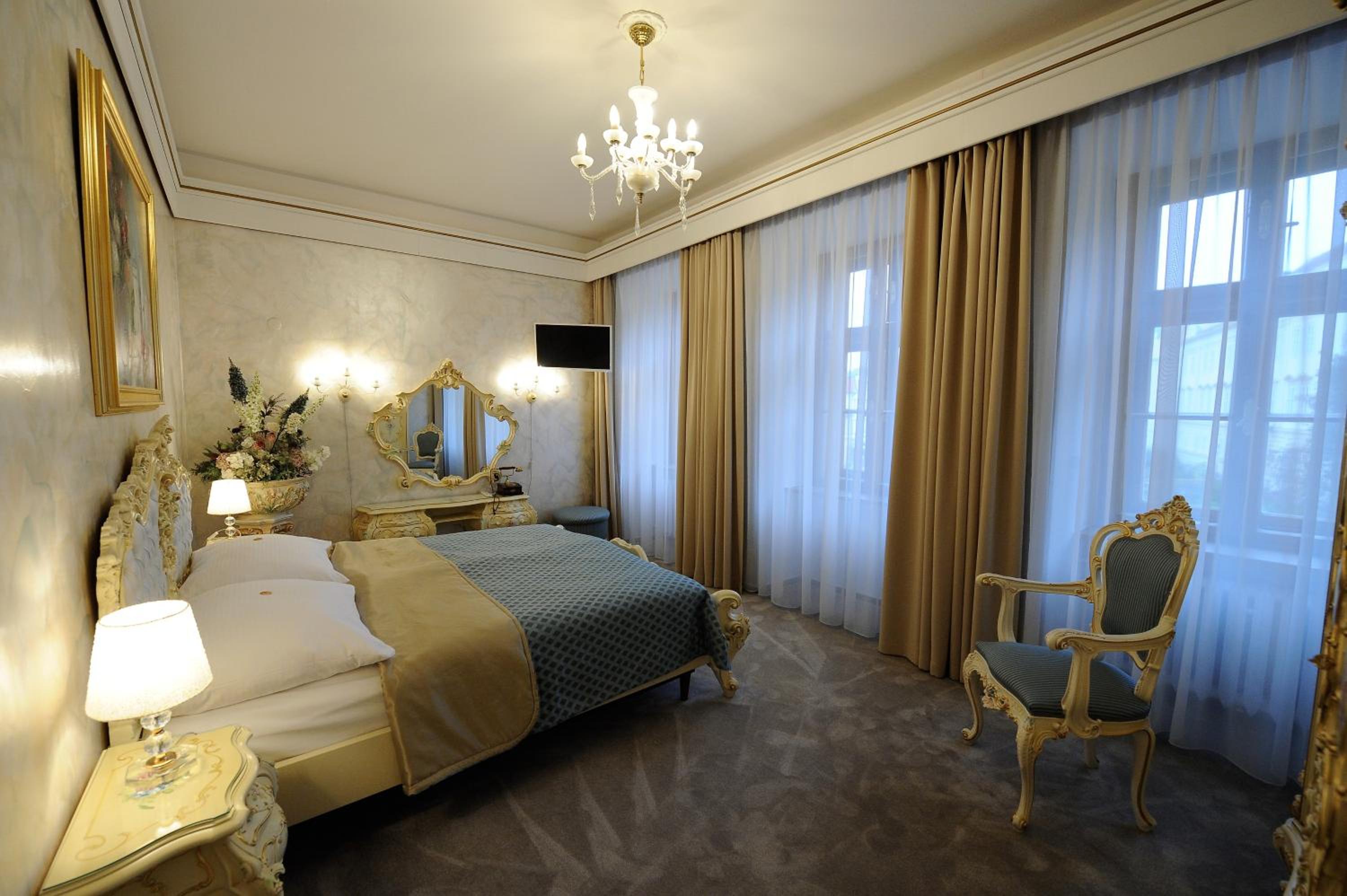 Suite - Photo 15