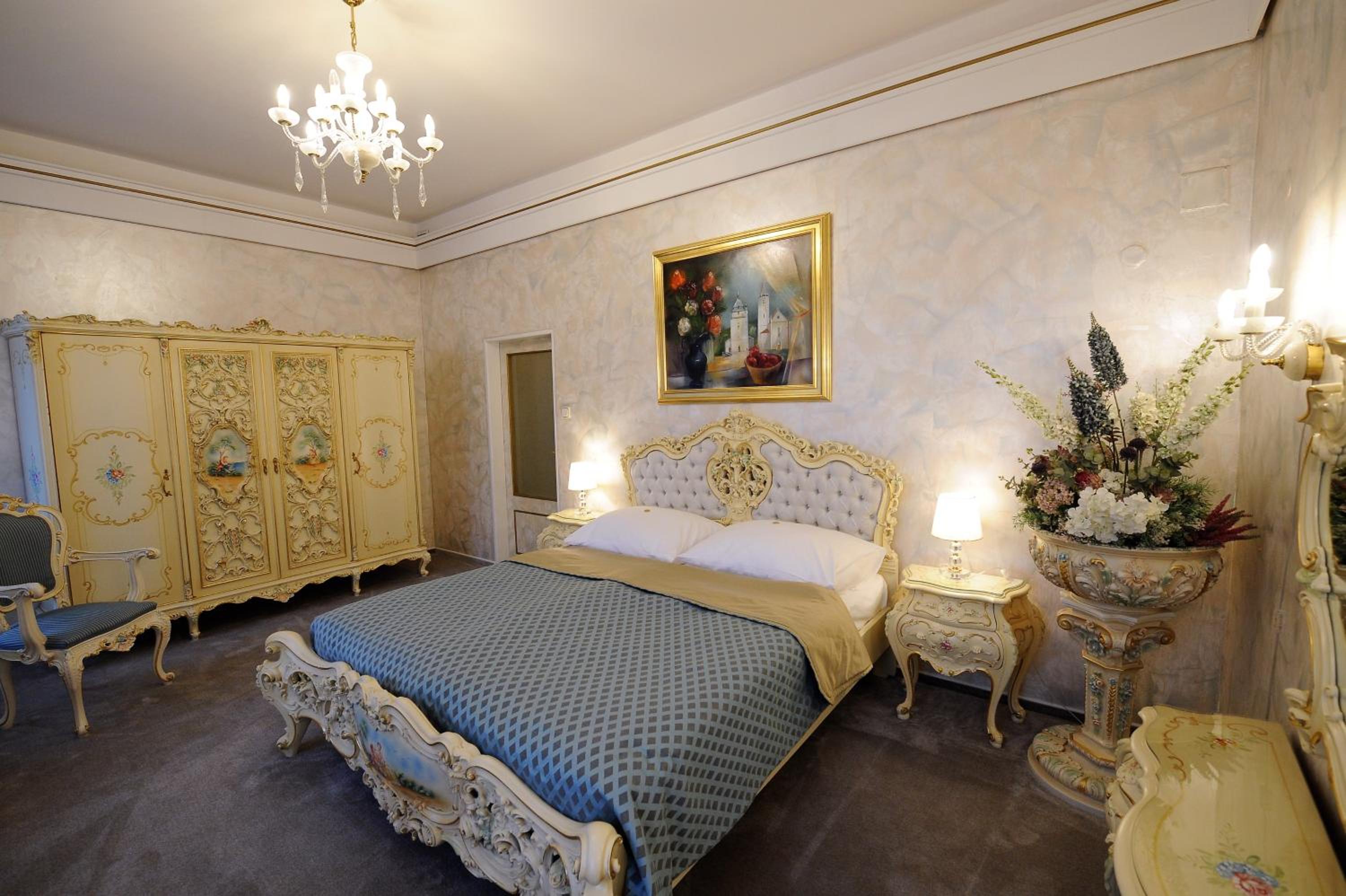 Suite - Photo 18