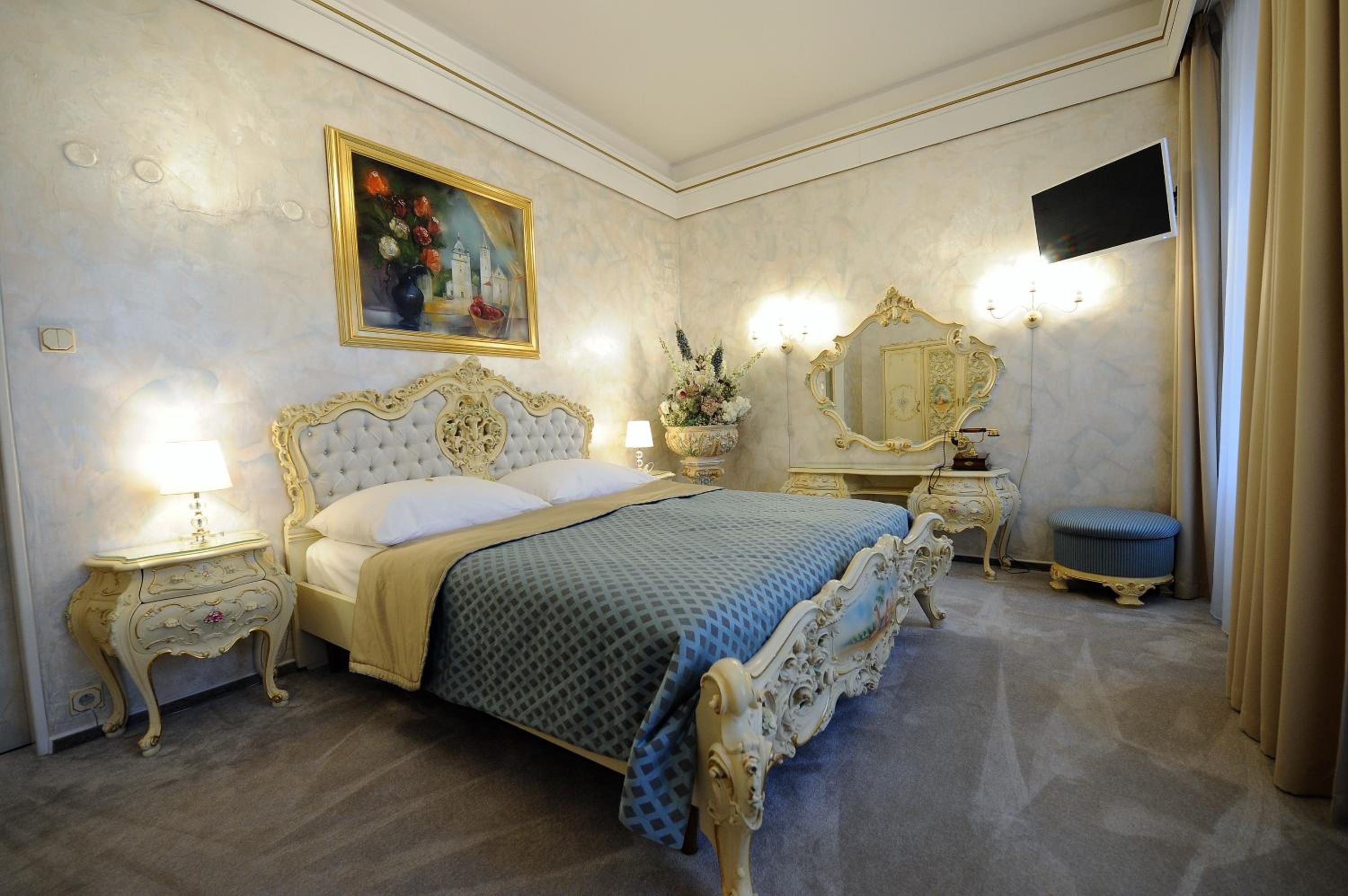 Suite - Photo 1