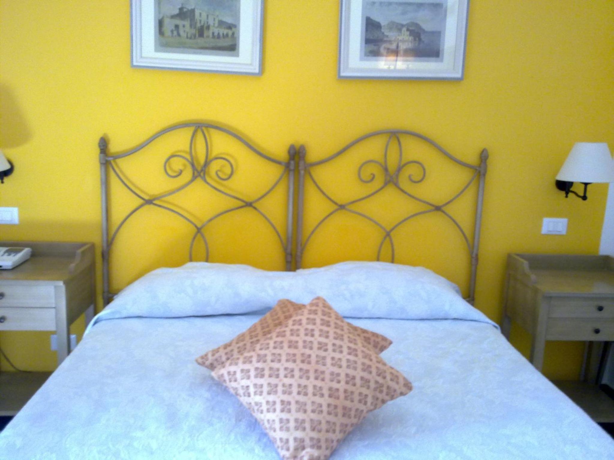 Double or Twin Room with Sea View - Photo 4