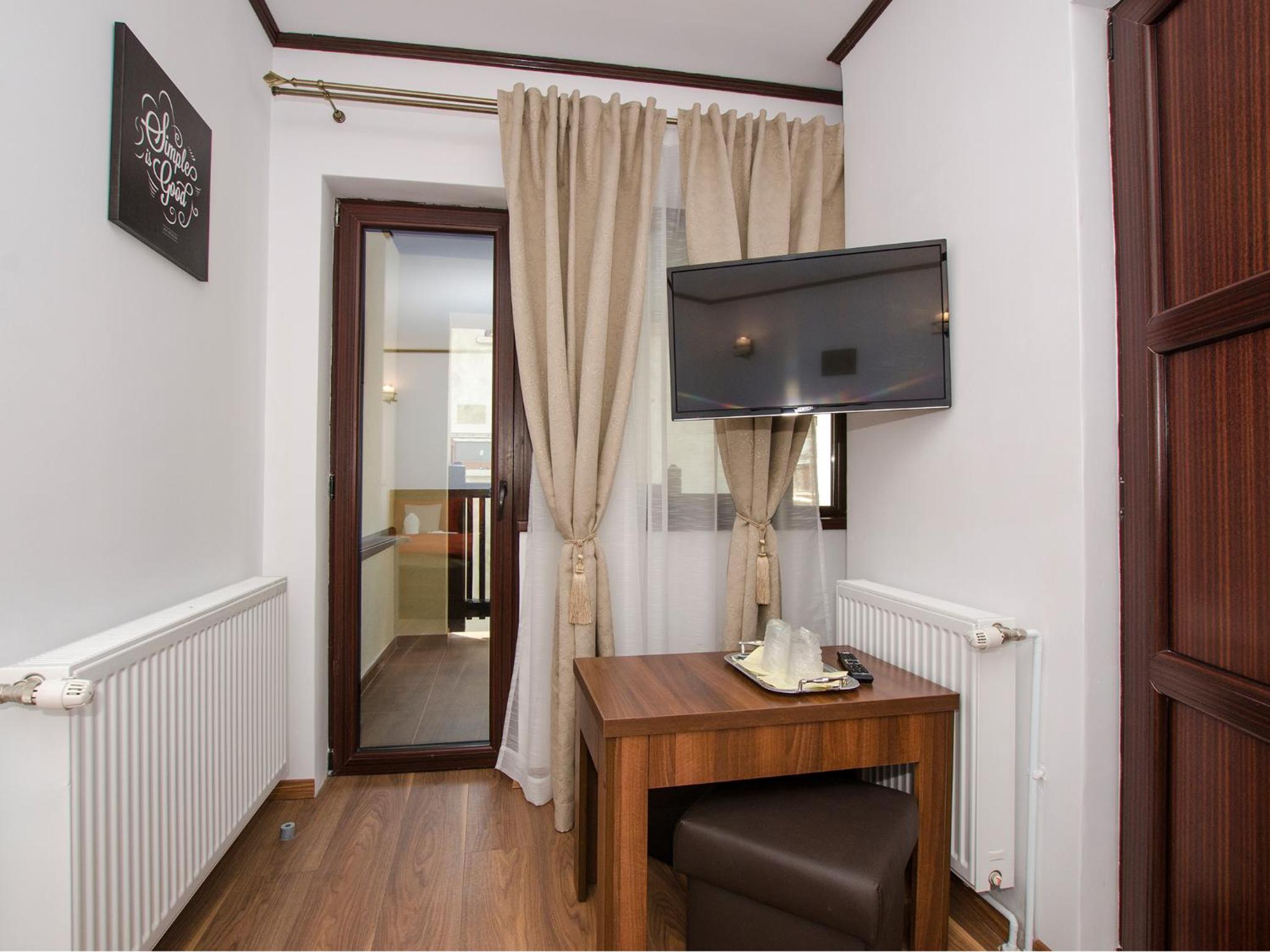Double Room with Balcony - Photo 7