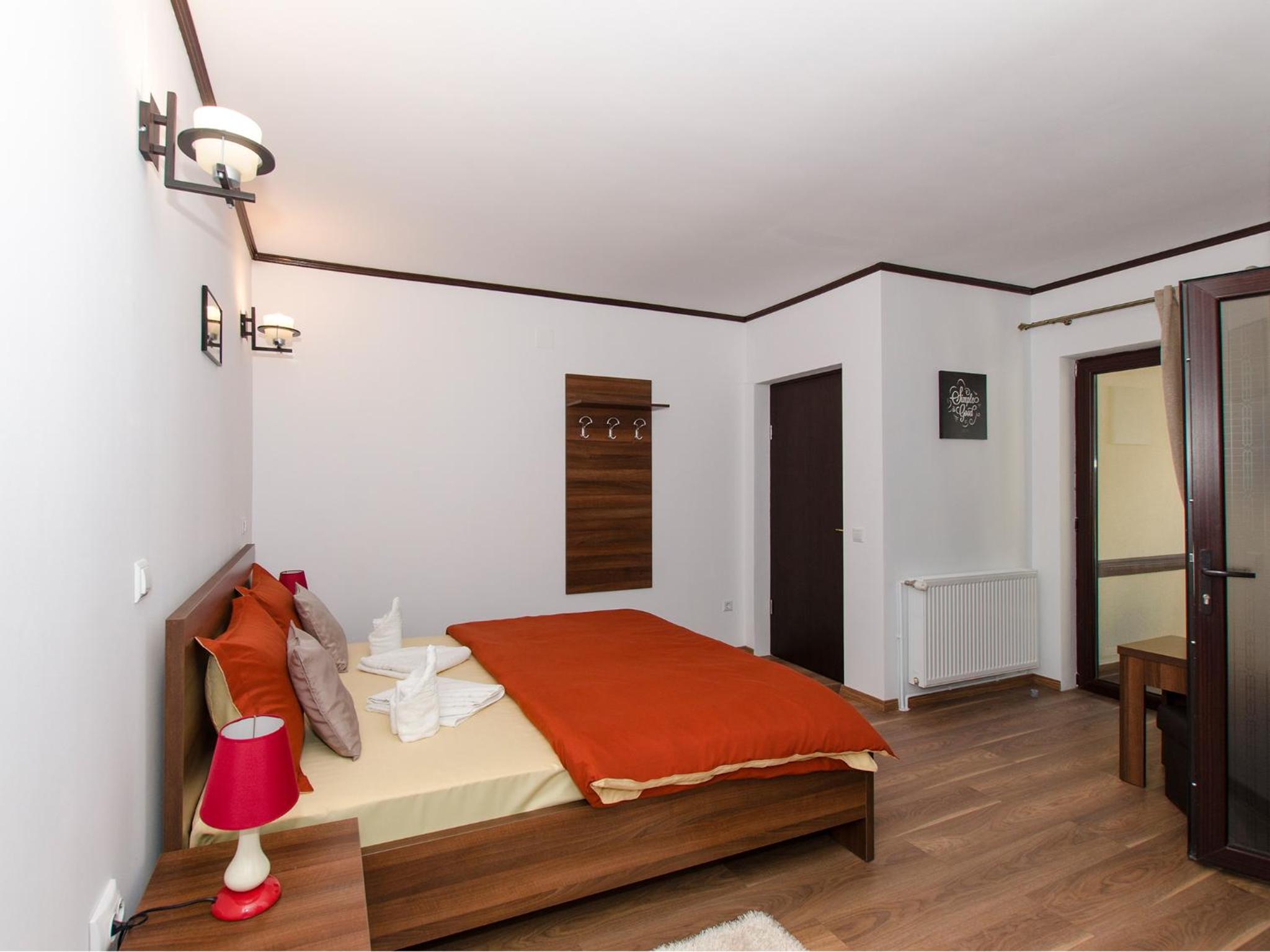 Double Room with Balcony - Photo 11