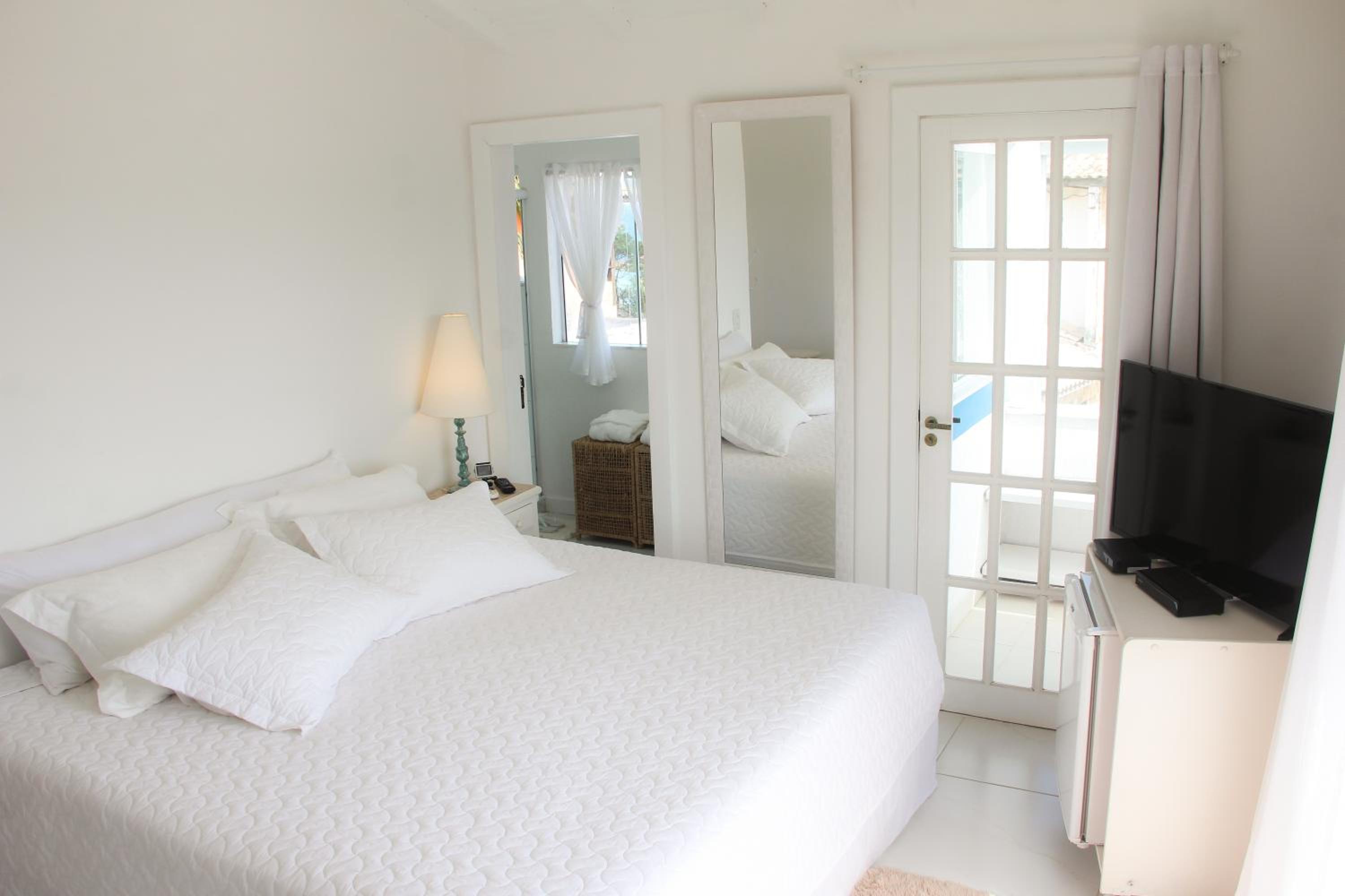 Deluxe Suite with Sea View - Photo 9