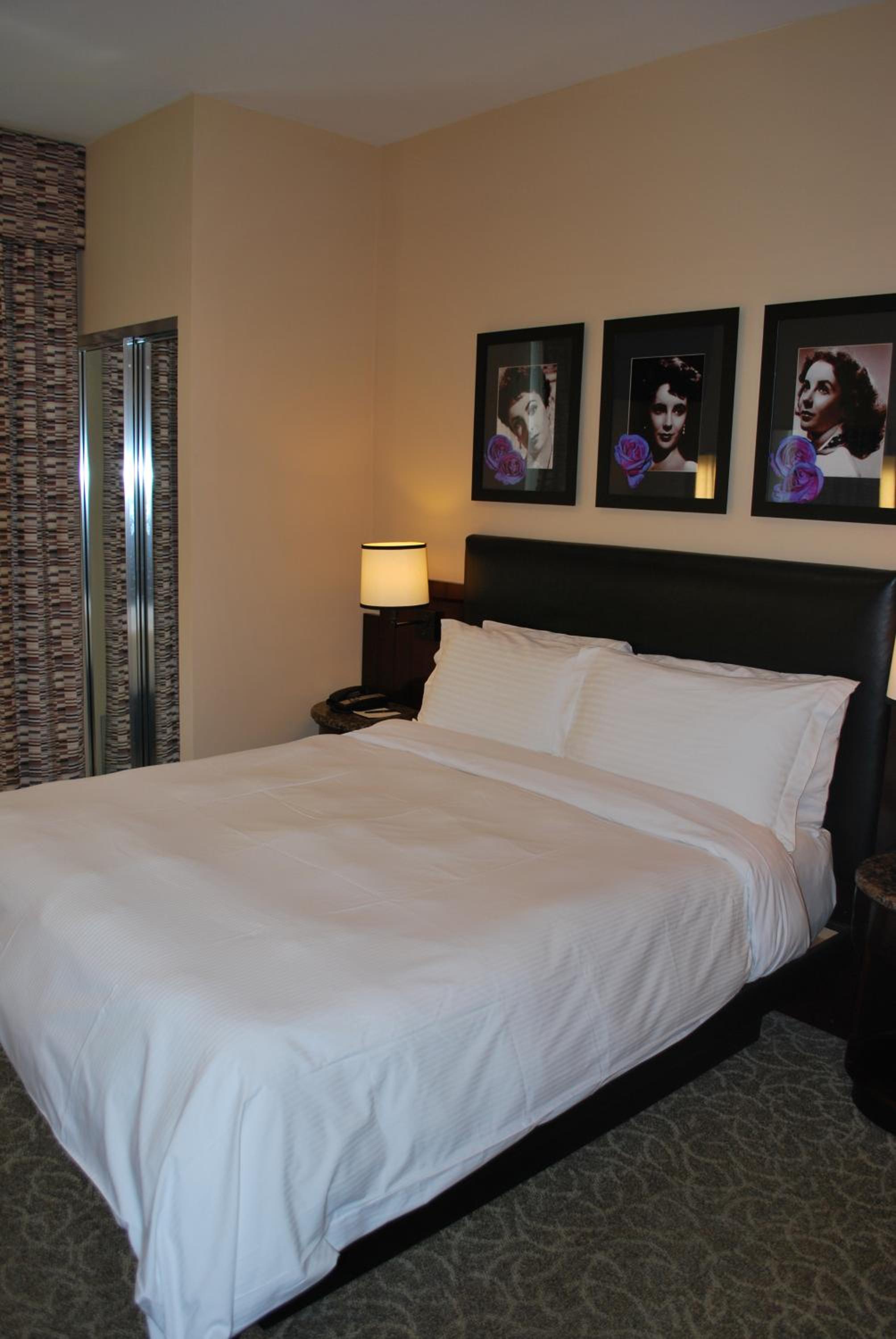 Deluxe Queen Room thumbnail 5