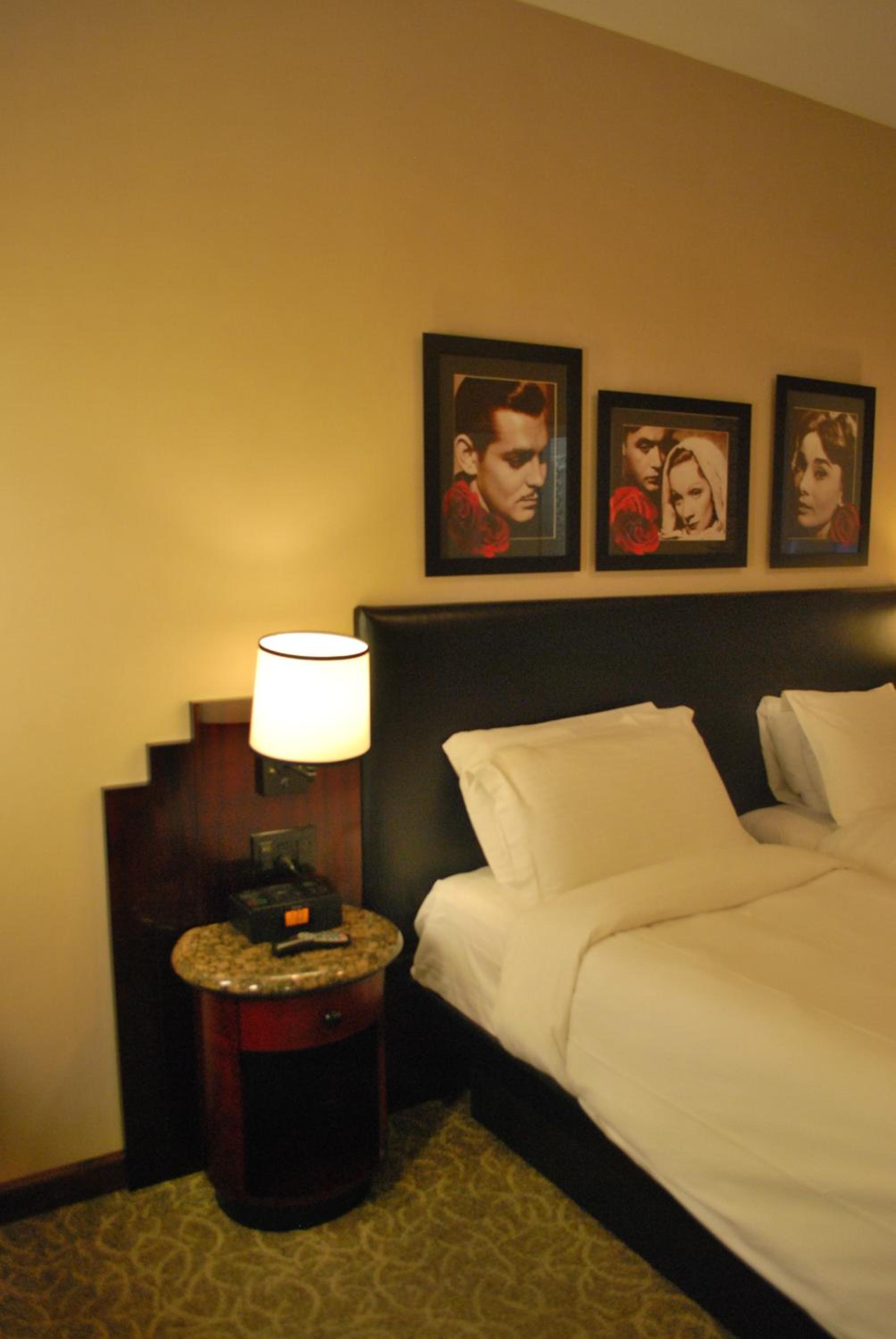 Deluxe Twin Room thumbnail 5