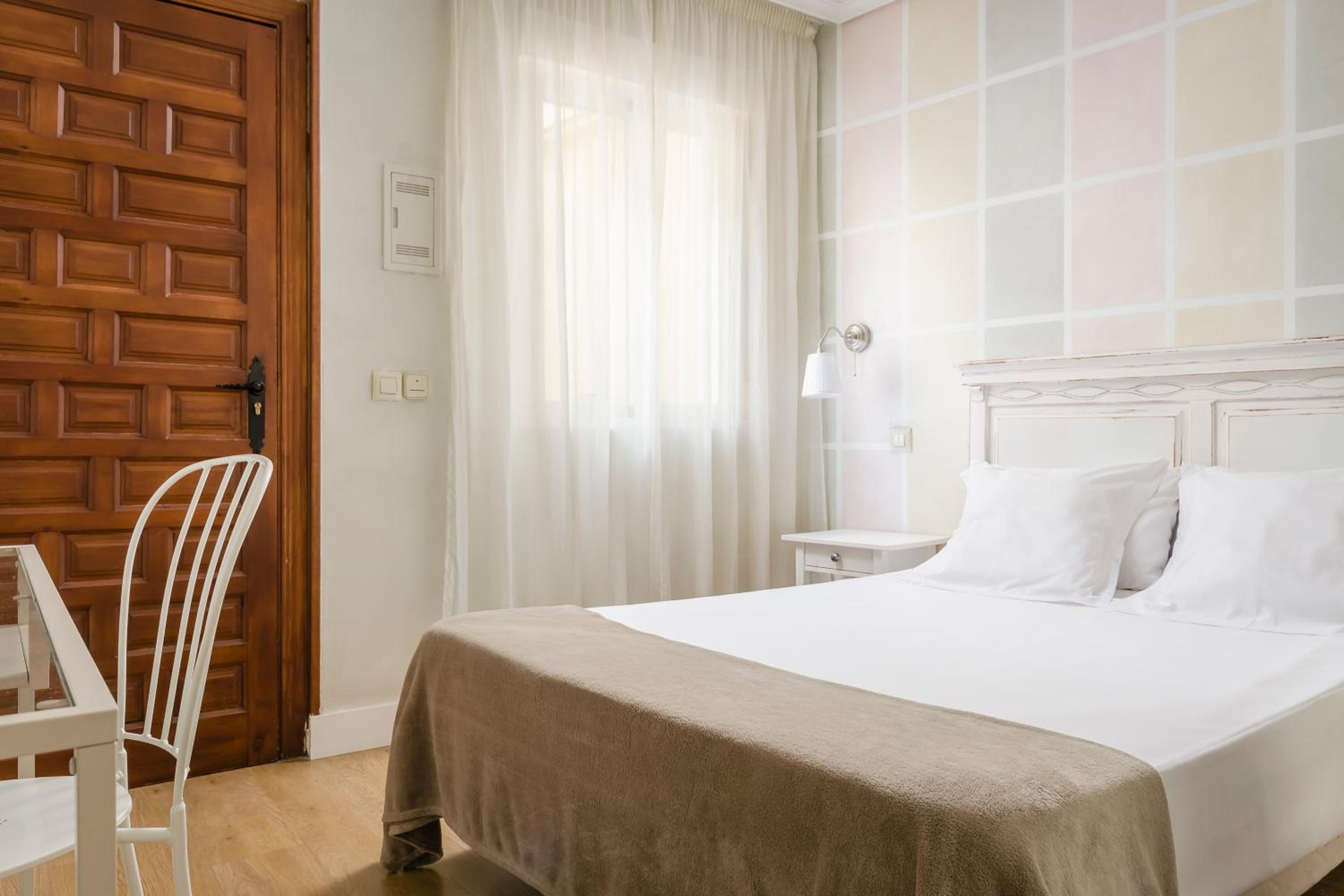 Double or Twin Room (1 Adult) - Photo 18