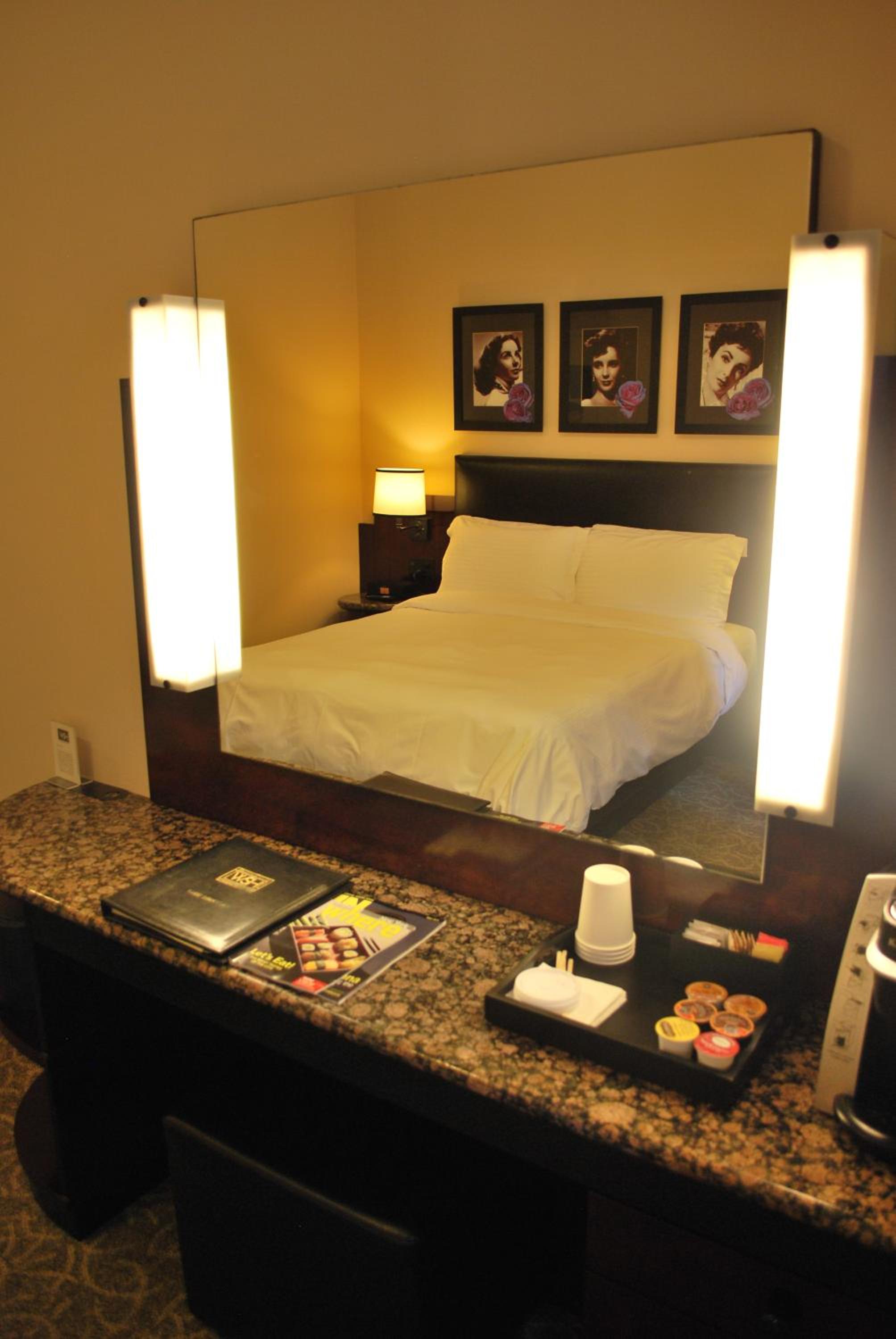 Deluxe Queen Room