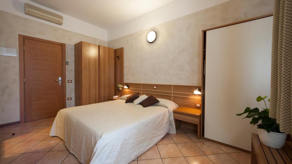 Standard Double or Twin Room photo 1