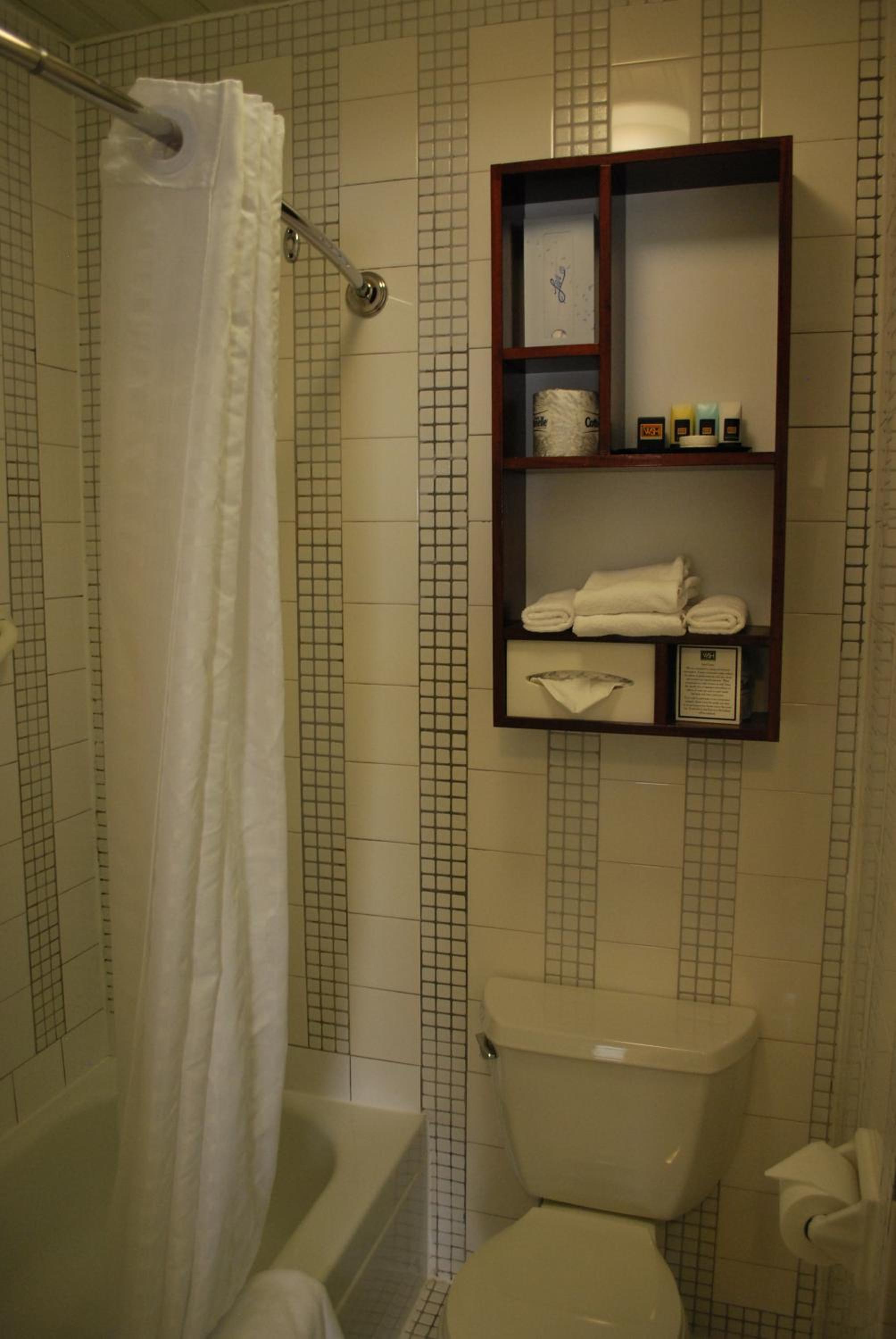 Superior Queen Room thumbnail 6
