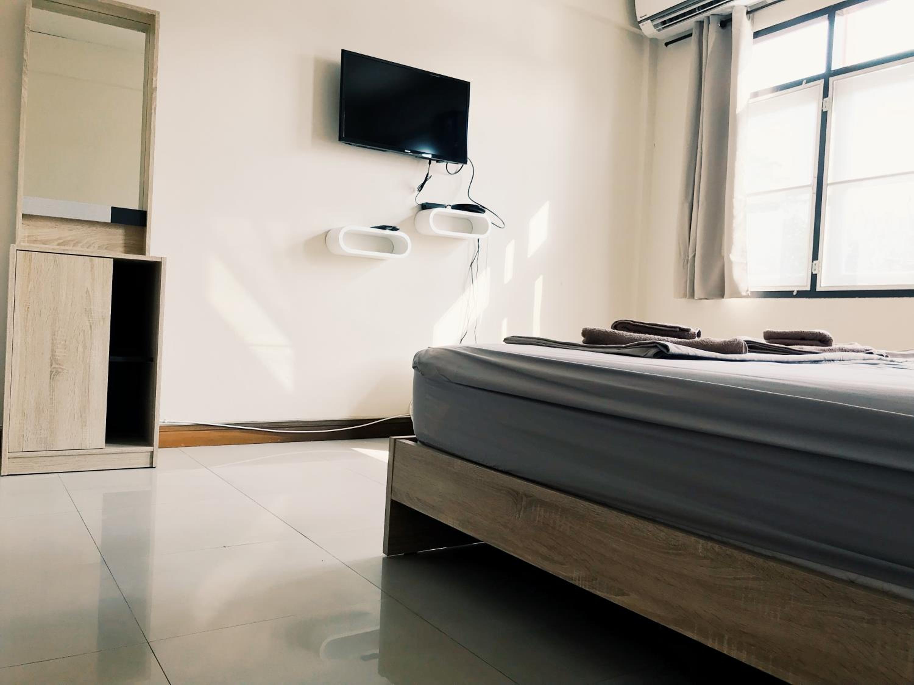 Deluxe Double Room with Shower - Photo 9