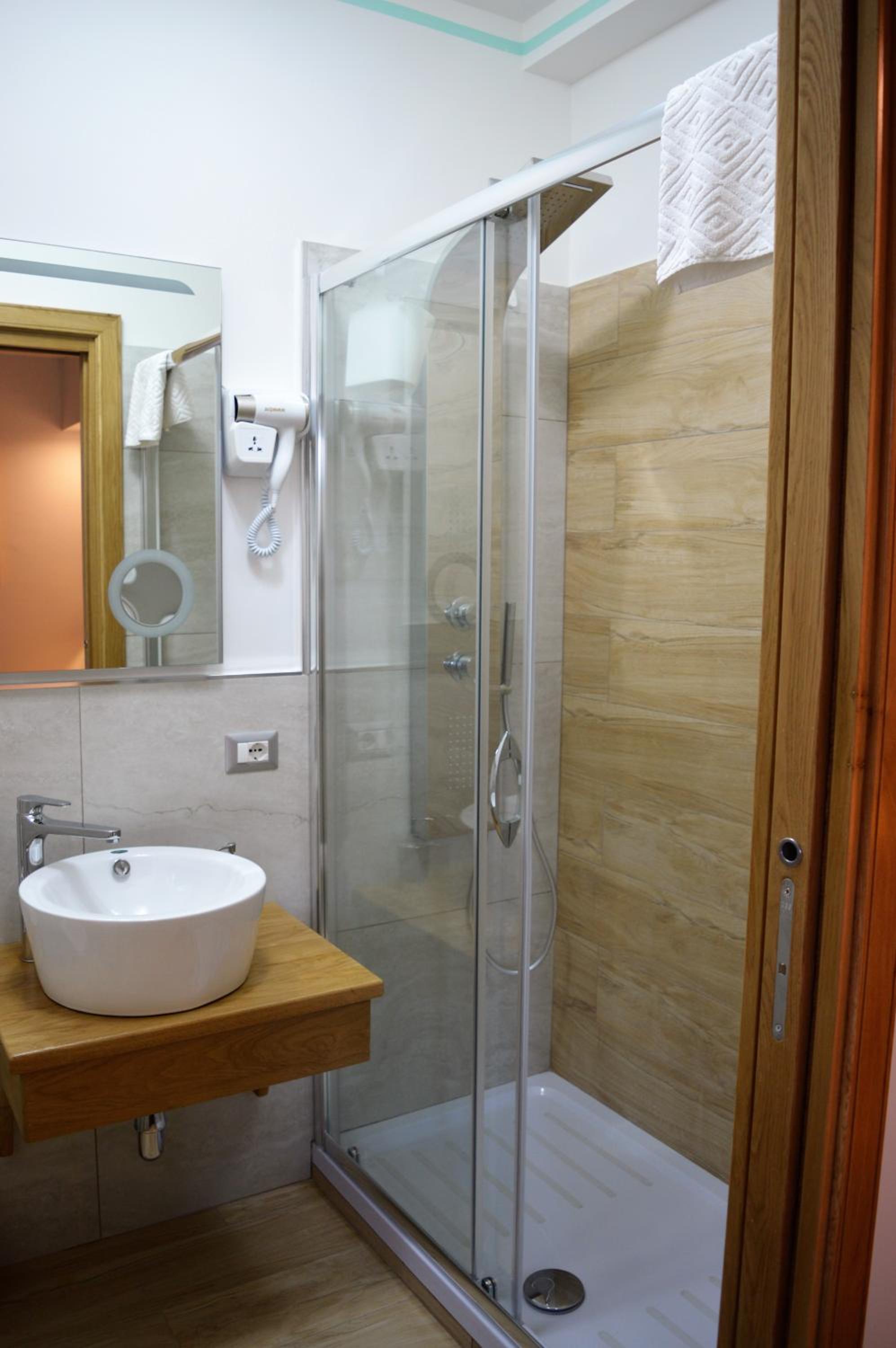 Large Double Room - Photo 4