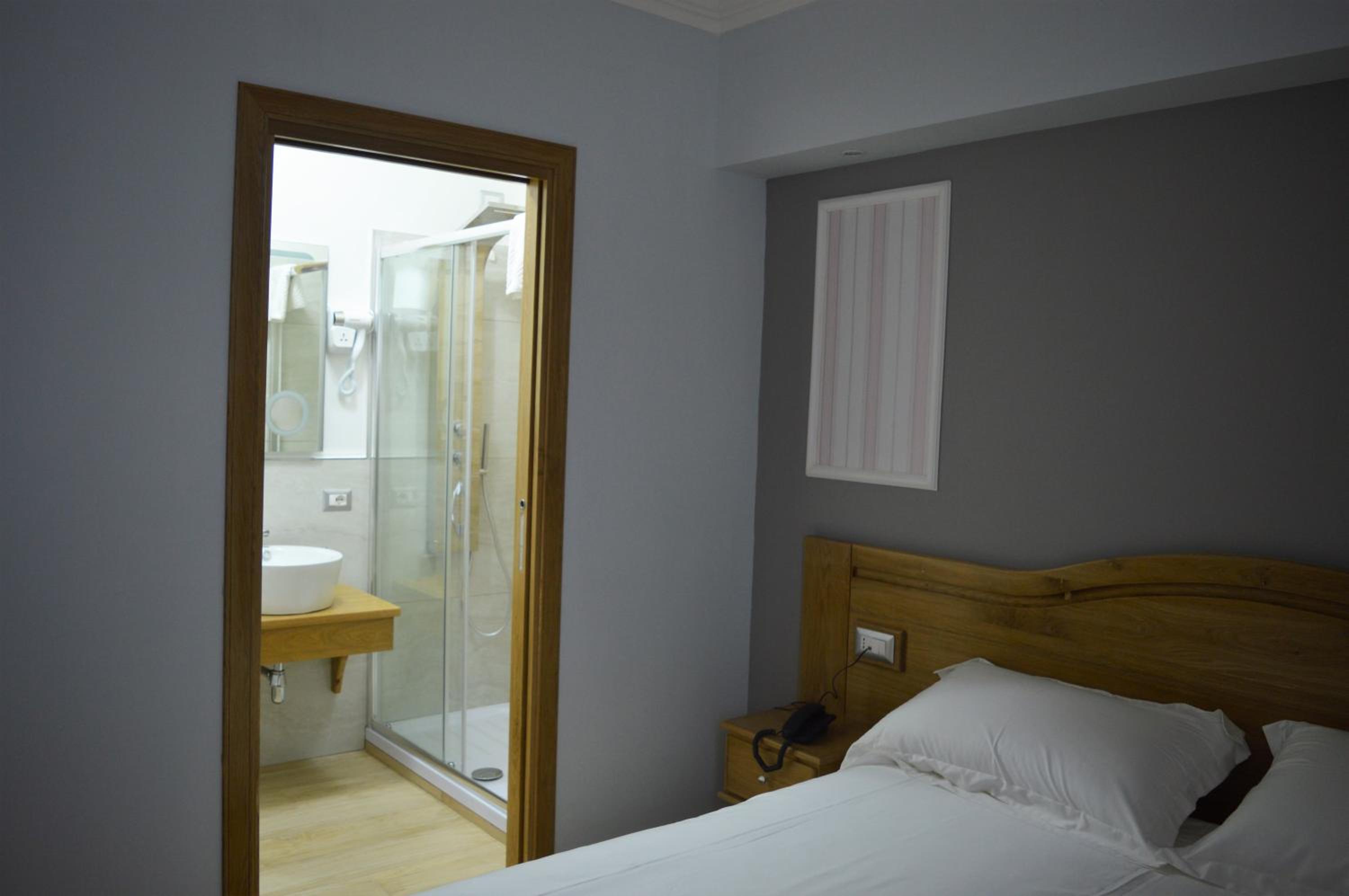 Large Double Room - Photo 5