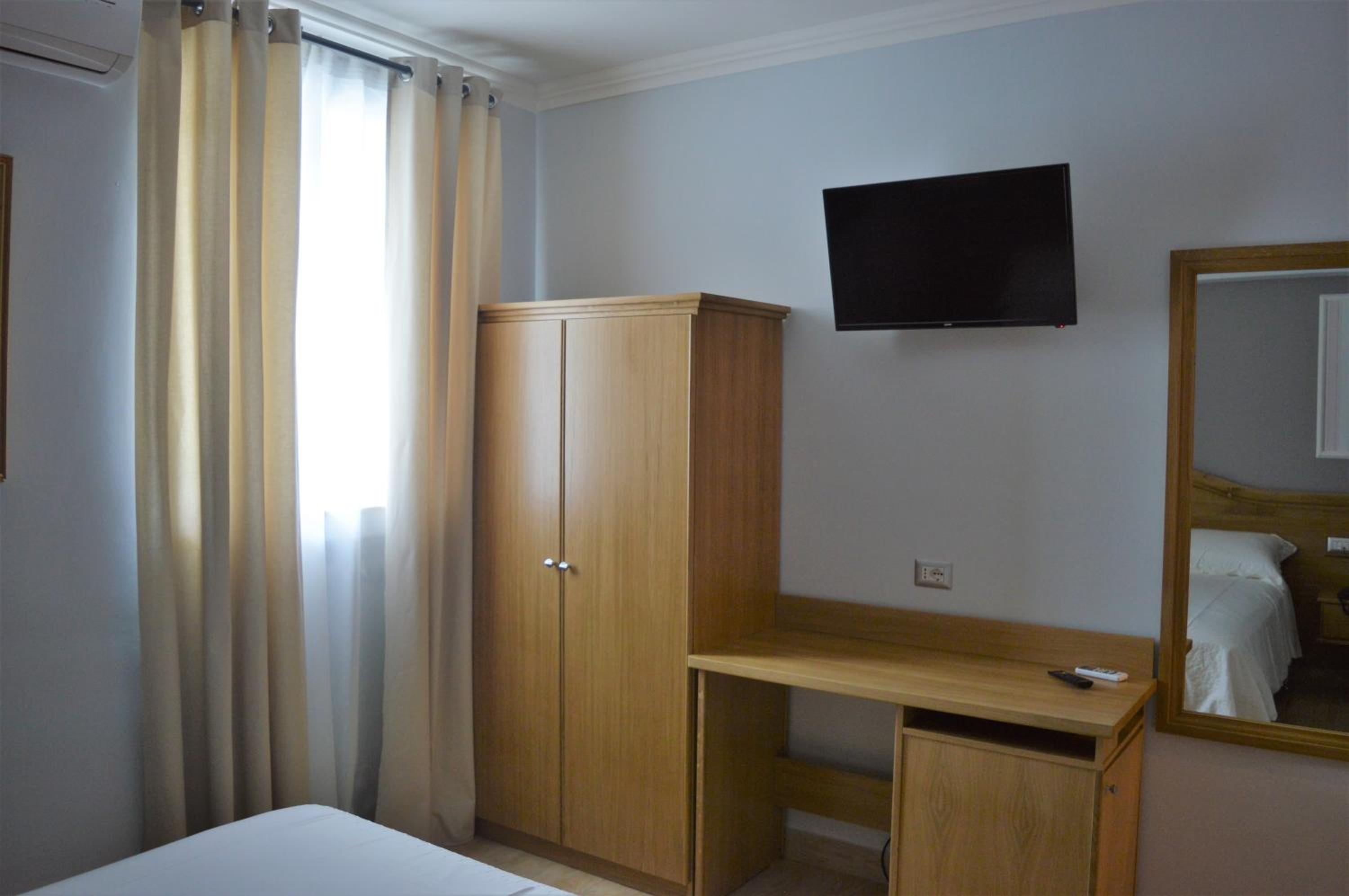 Large Double Room - Photo 7