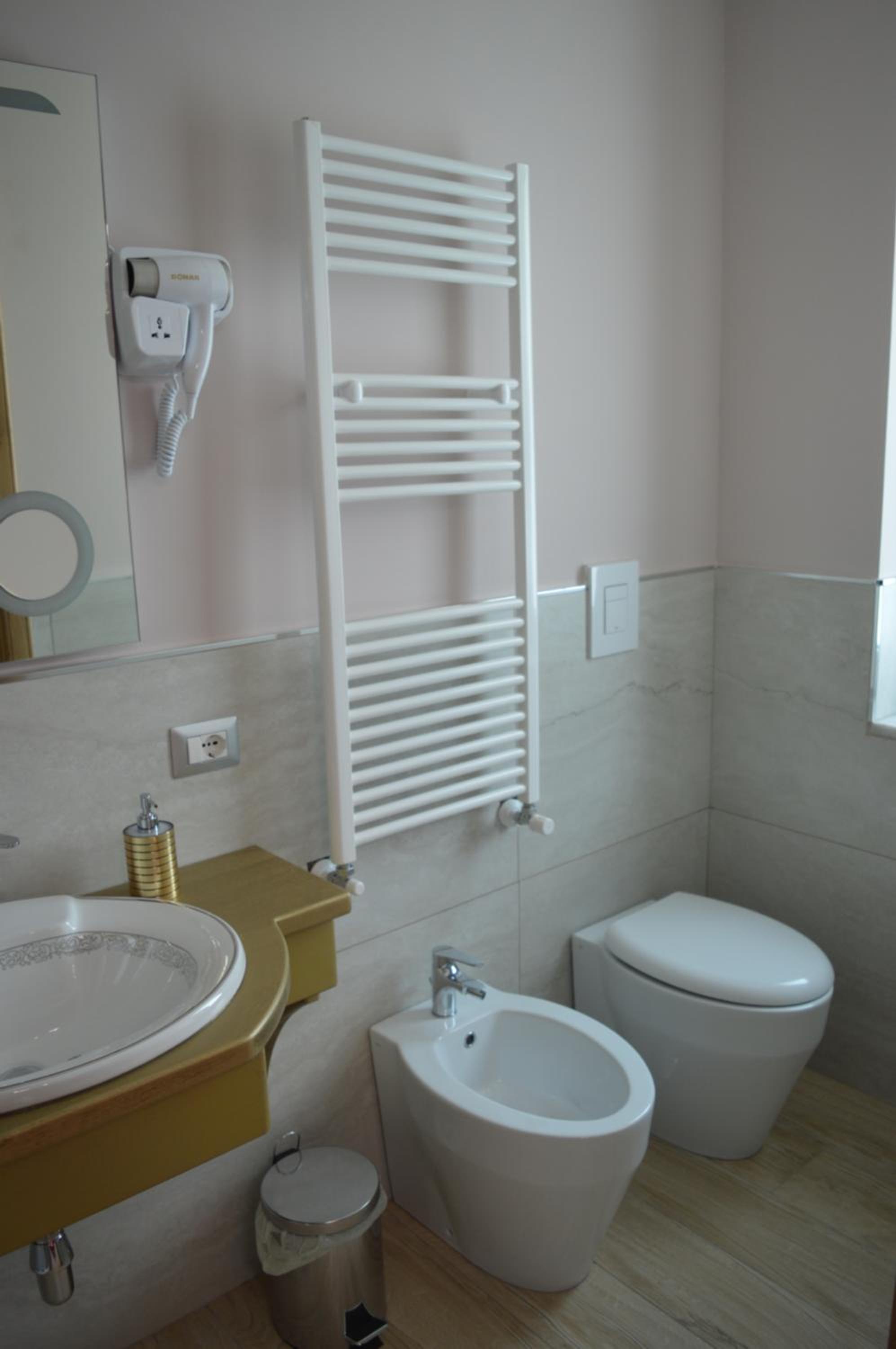 Deluxe Suite - Photo 6