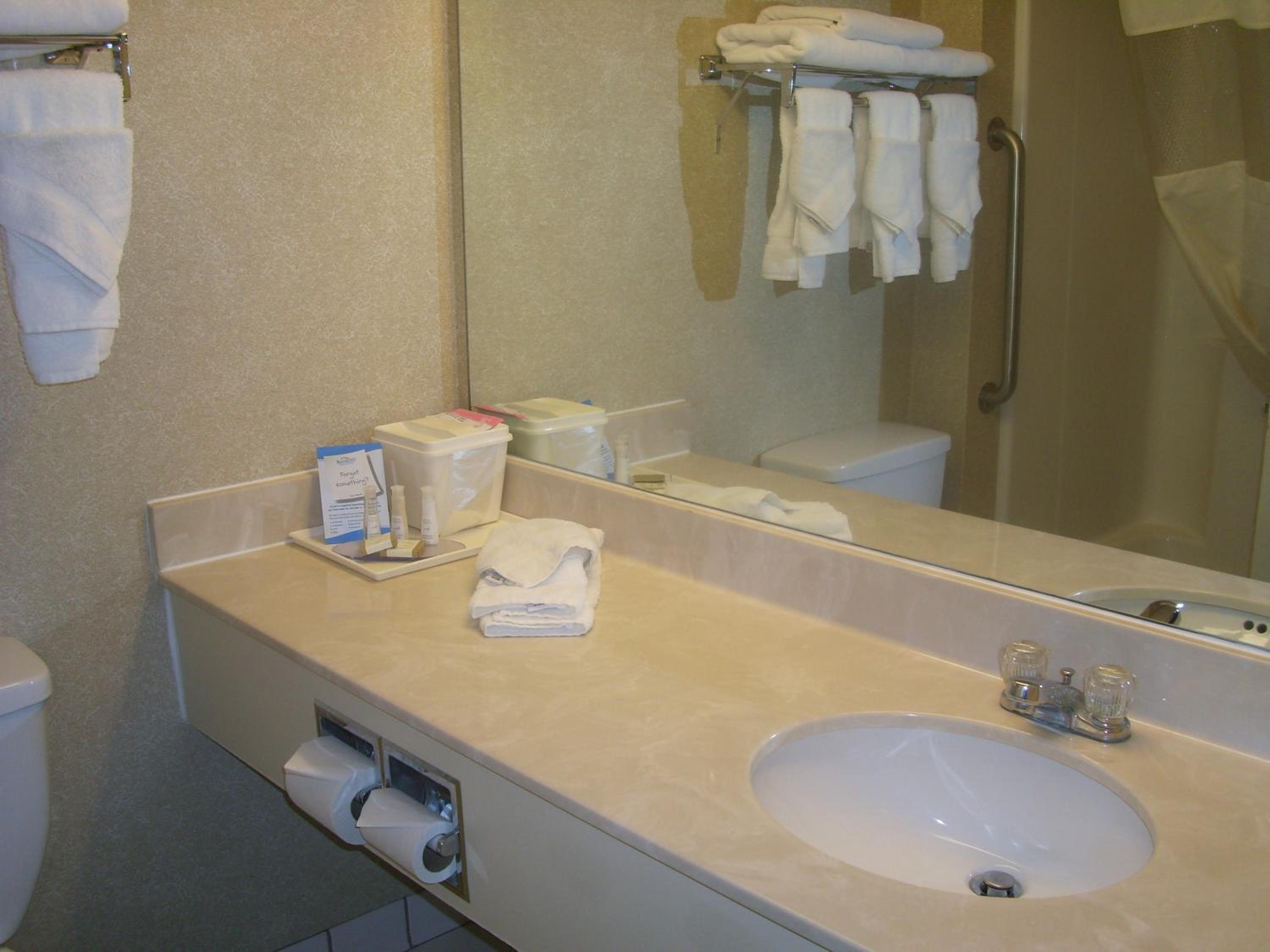 Queen Room with Two Queen Beds - Non-Smoking - Photo 2