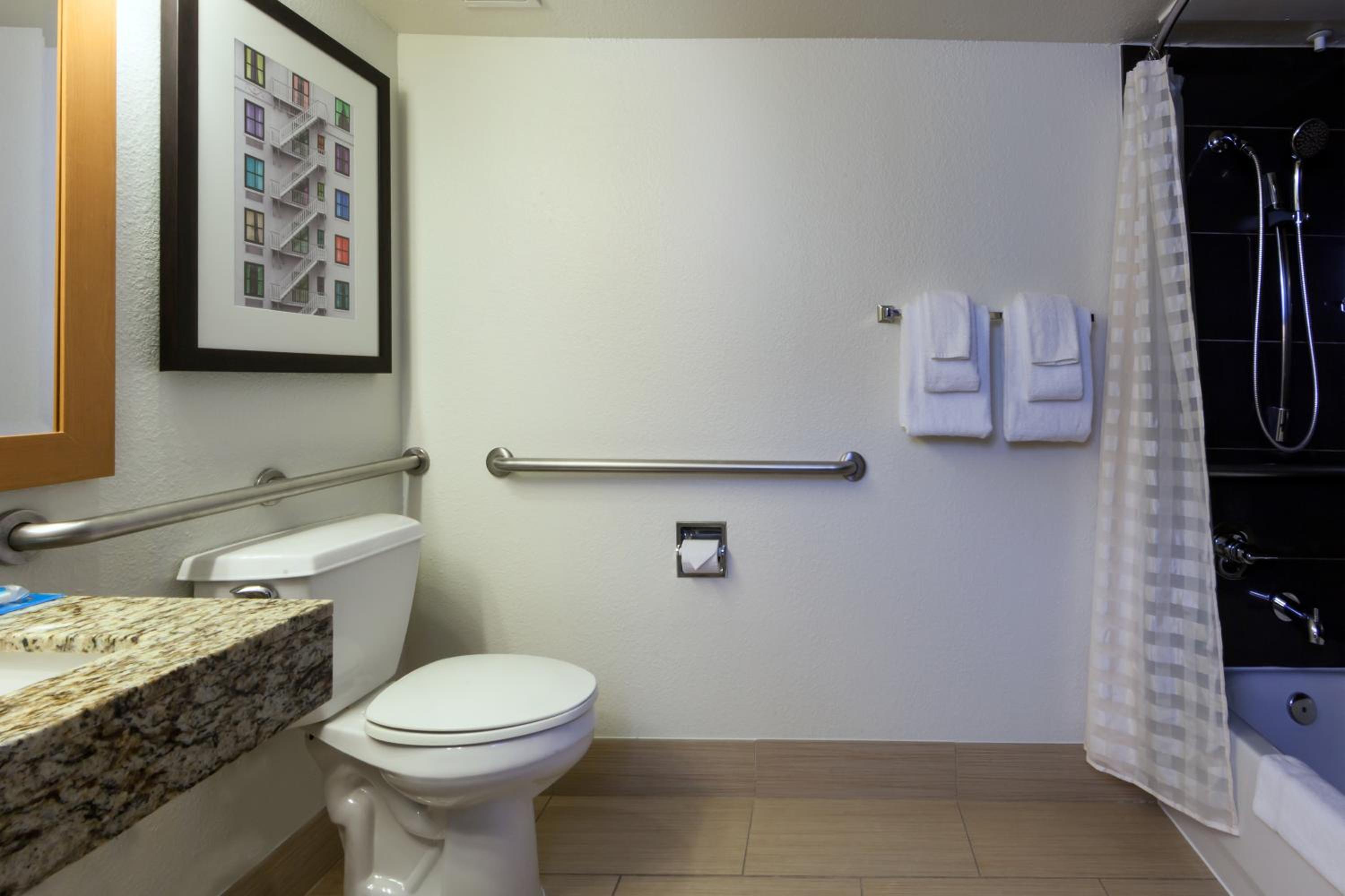 Studio with Two Double Beds and Accessible Tub - Disability Access - Photo 4