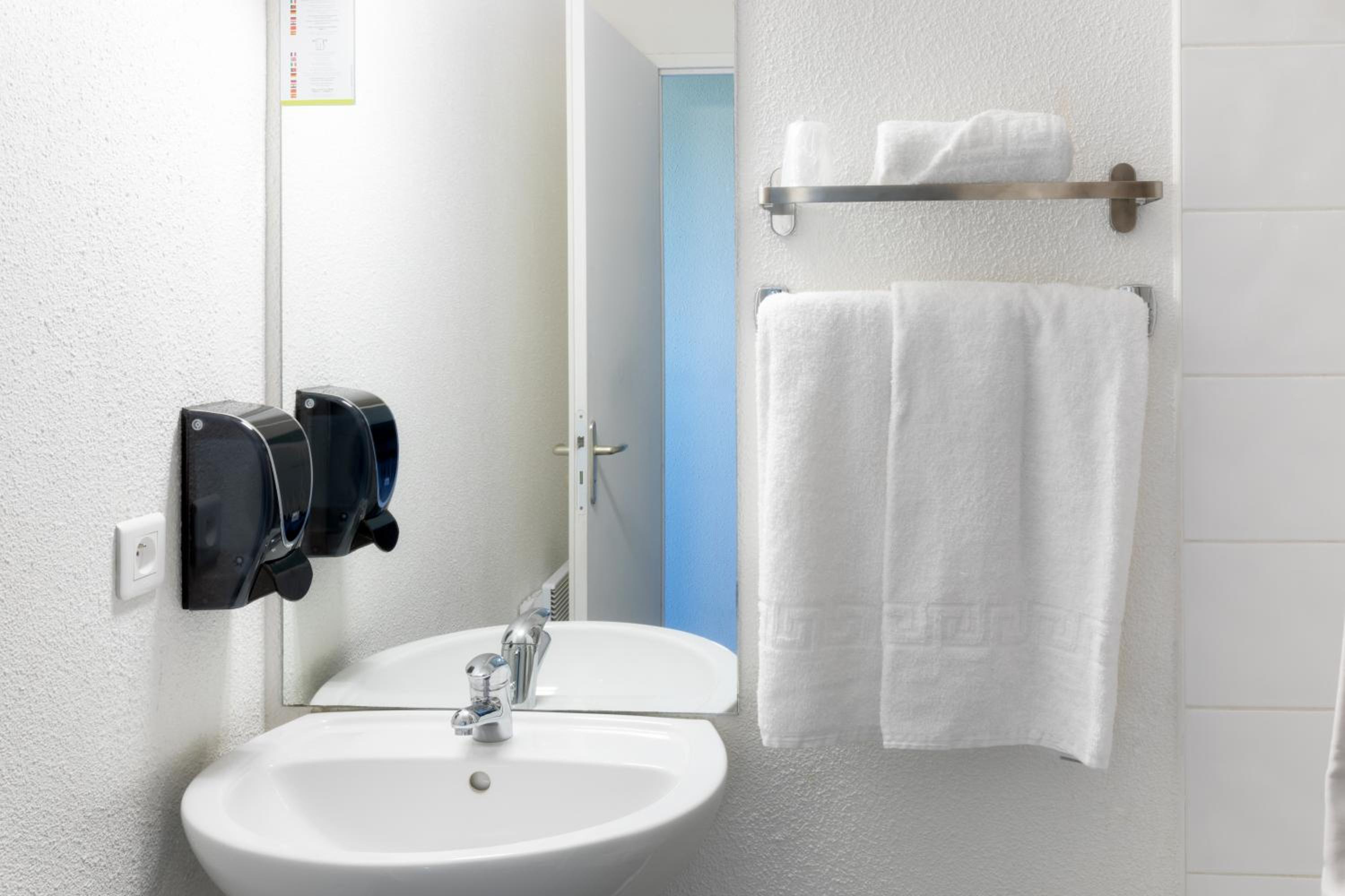 Double Room without Air Conditioning - Photo 4