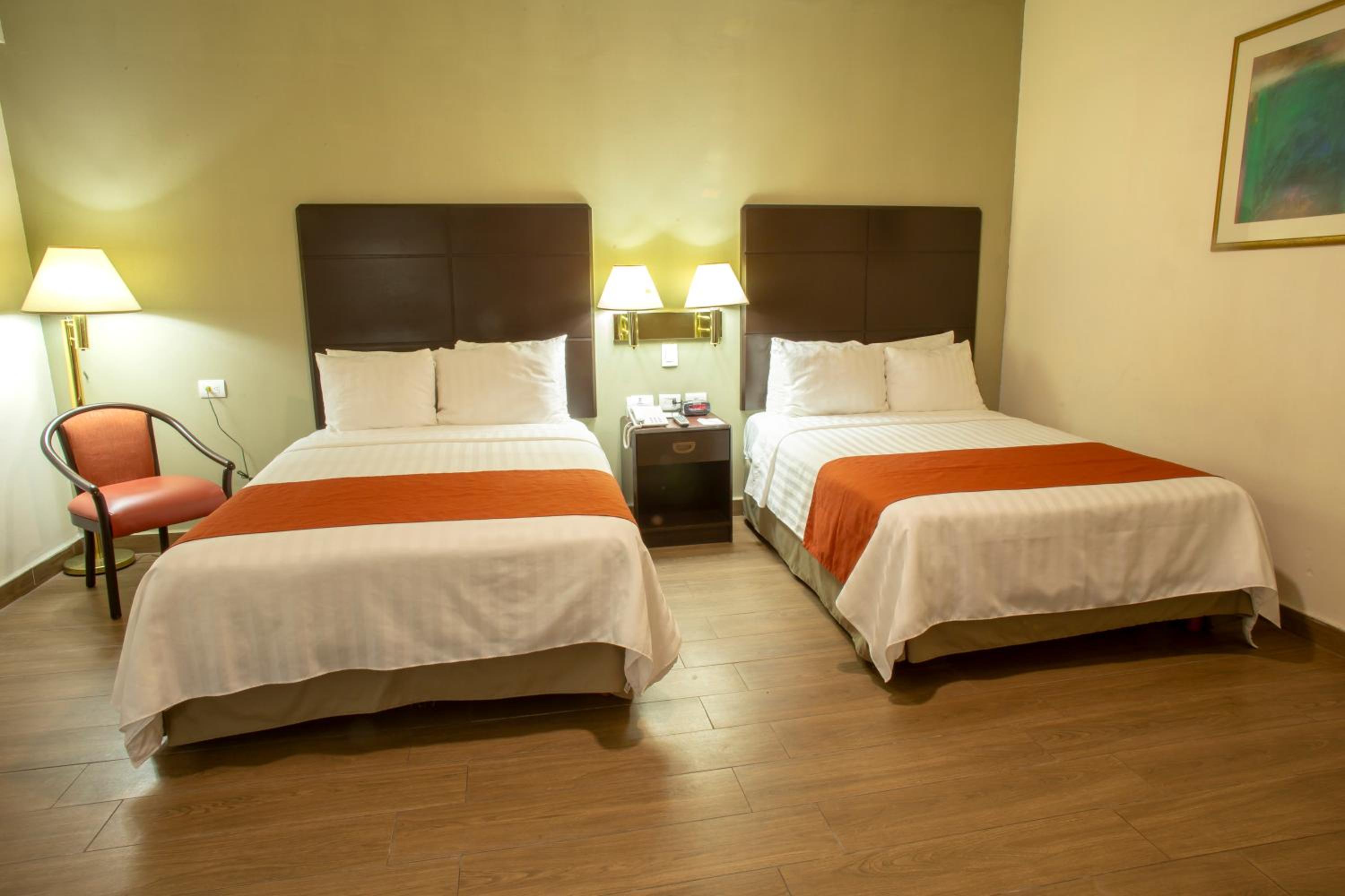 Superior Double Room with Two Double Beds - Photo 4