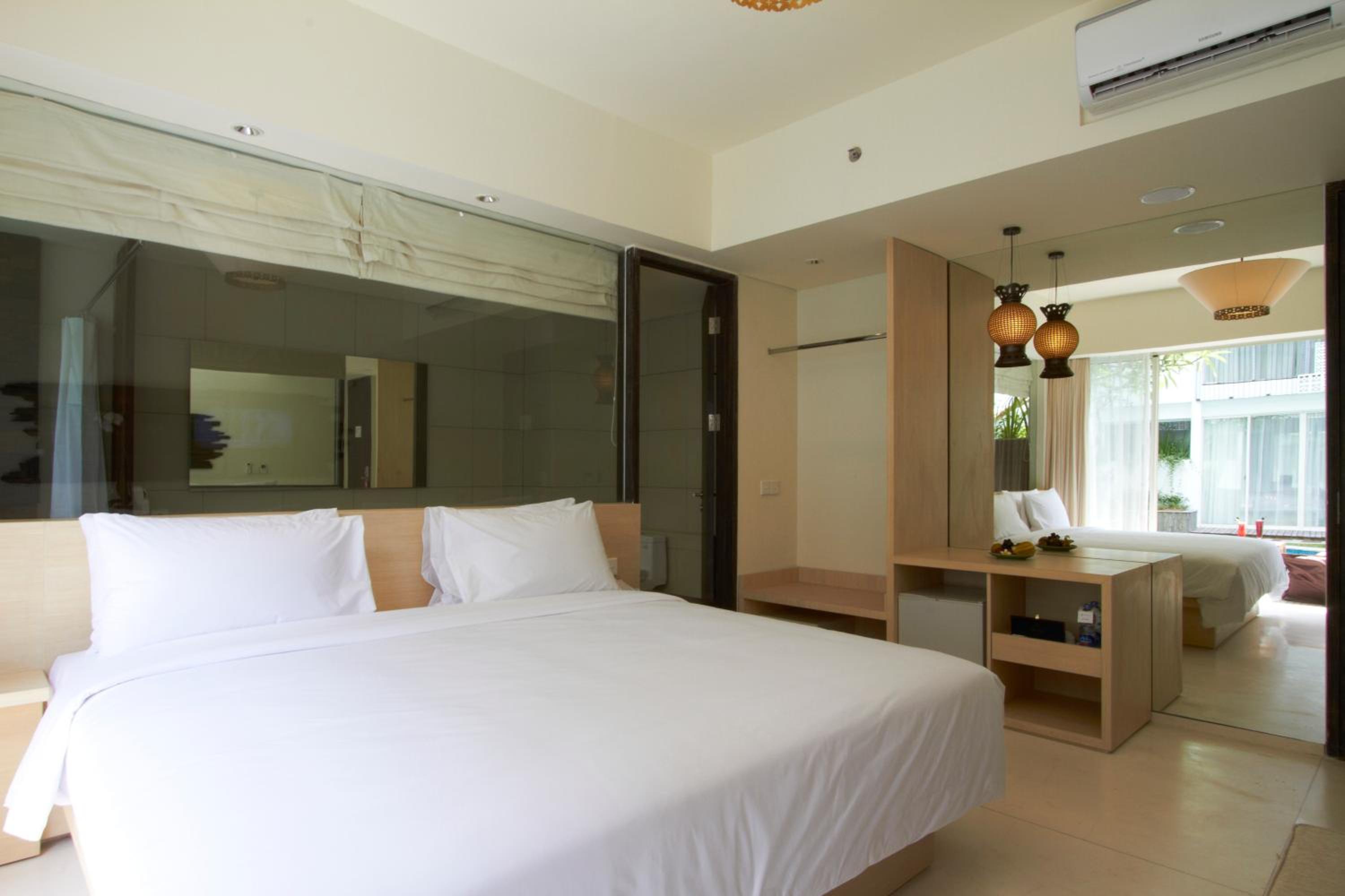 Poolside Grand Deluxe Double Room with Bathtub and Pool View photo 3