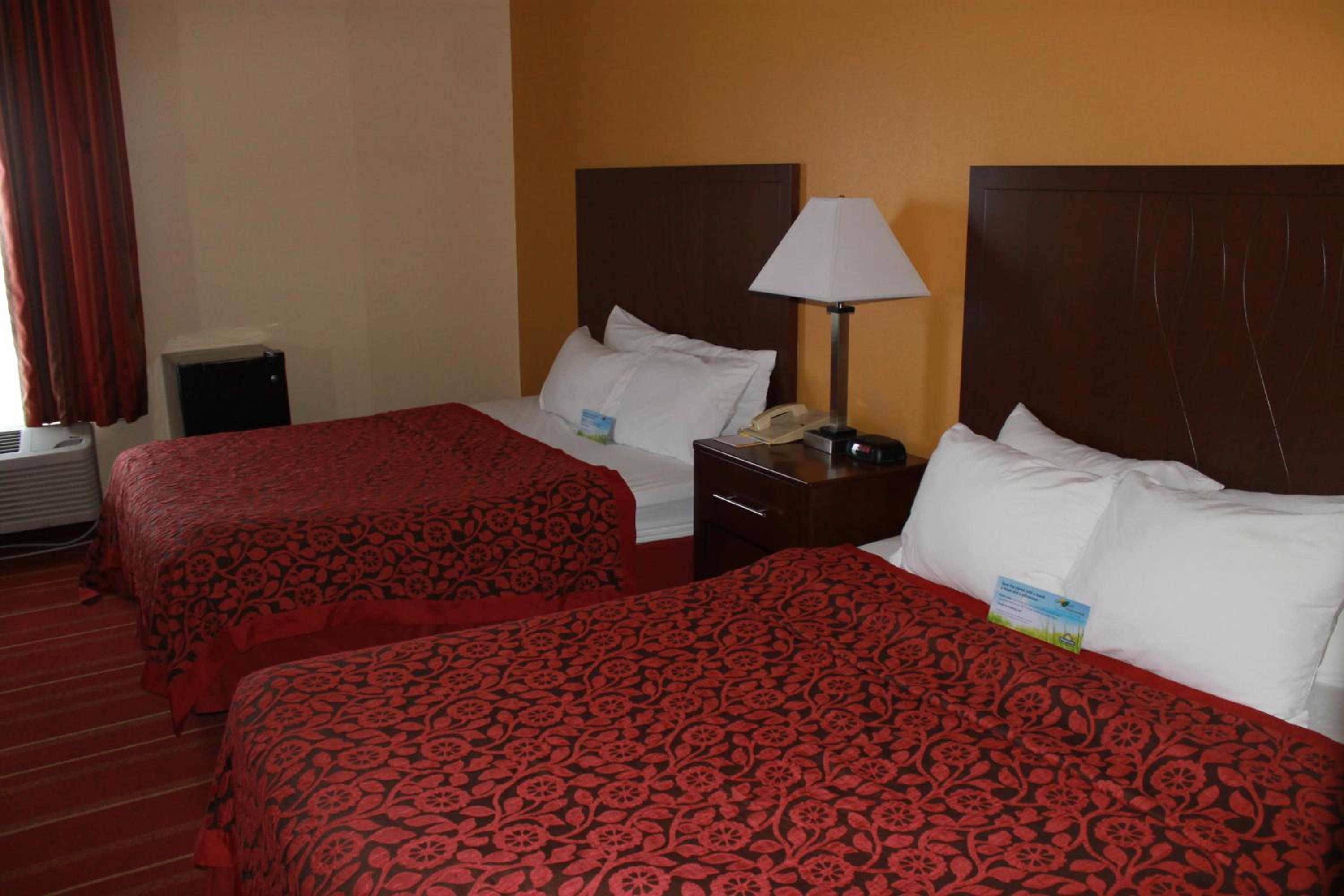 Queen Room with Two Queen Beds - Smoking - Photo 5