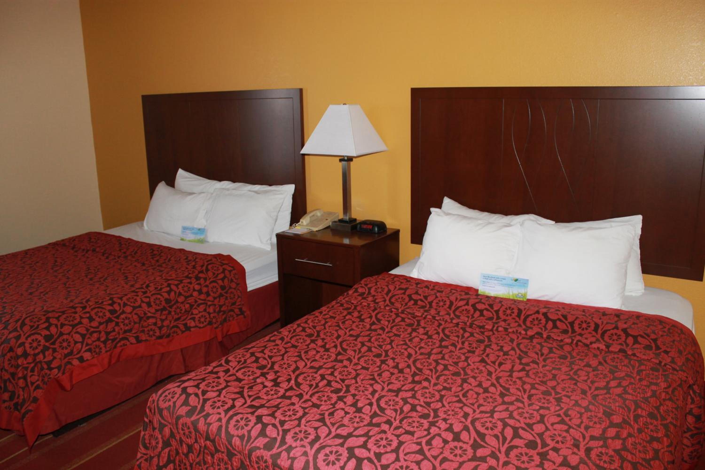 Queen Room with Two Queen Beds - Smoking - Photo 3