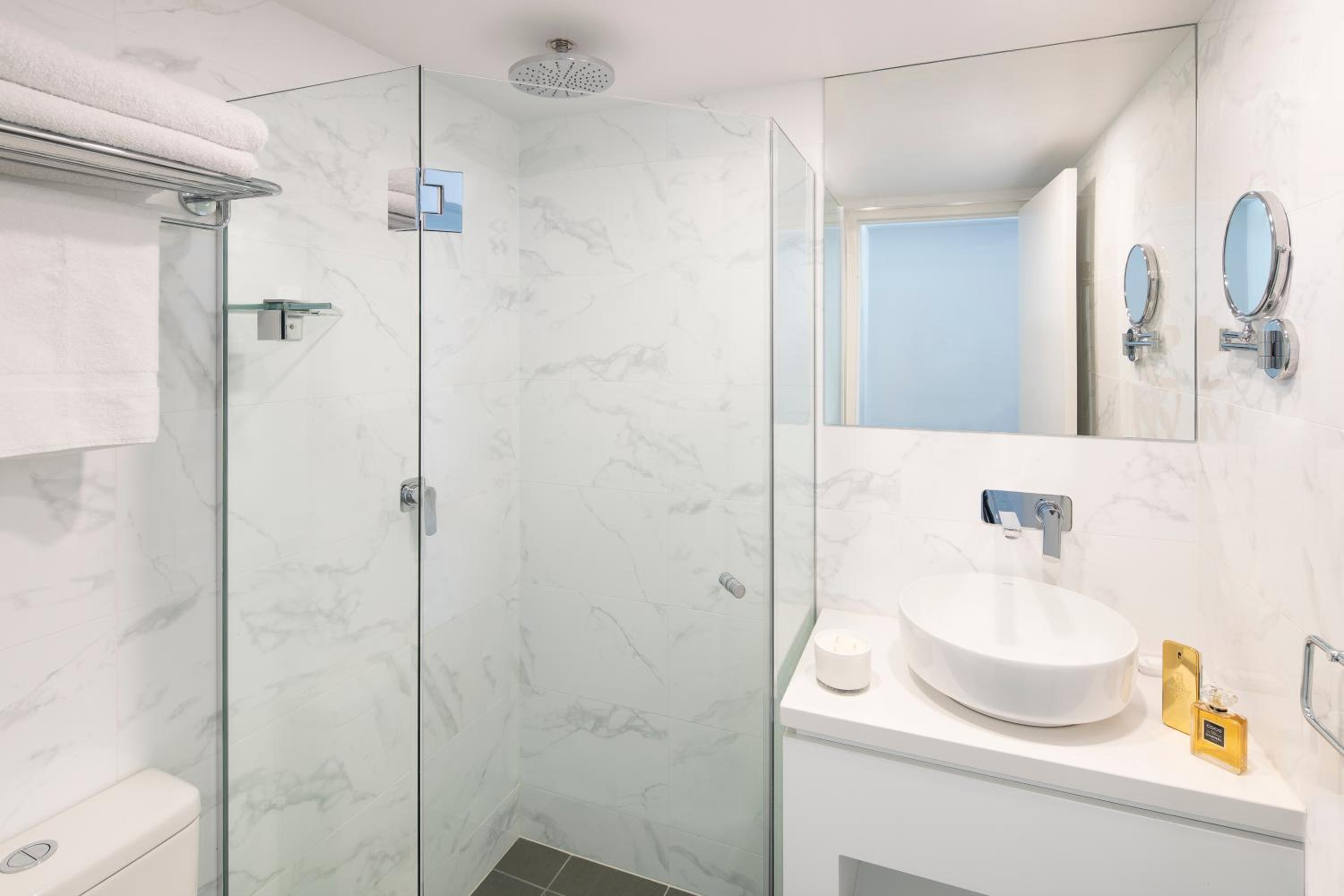 Standard Twin Room - Photo 4