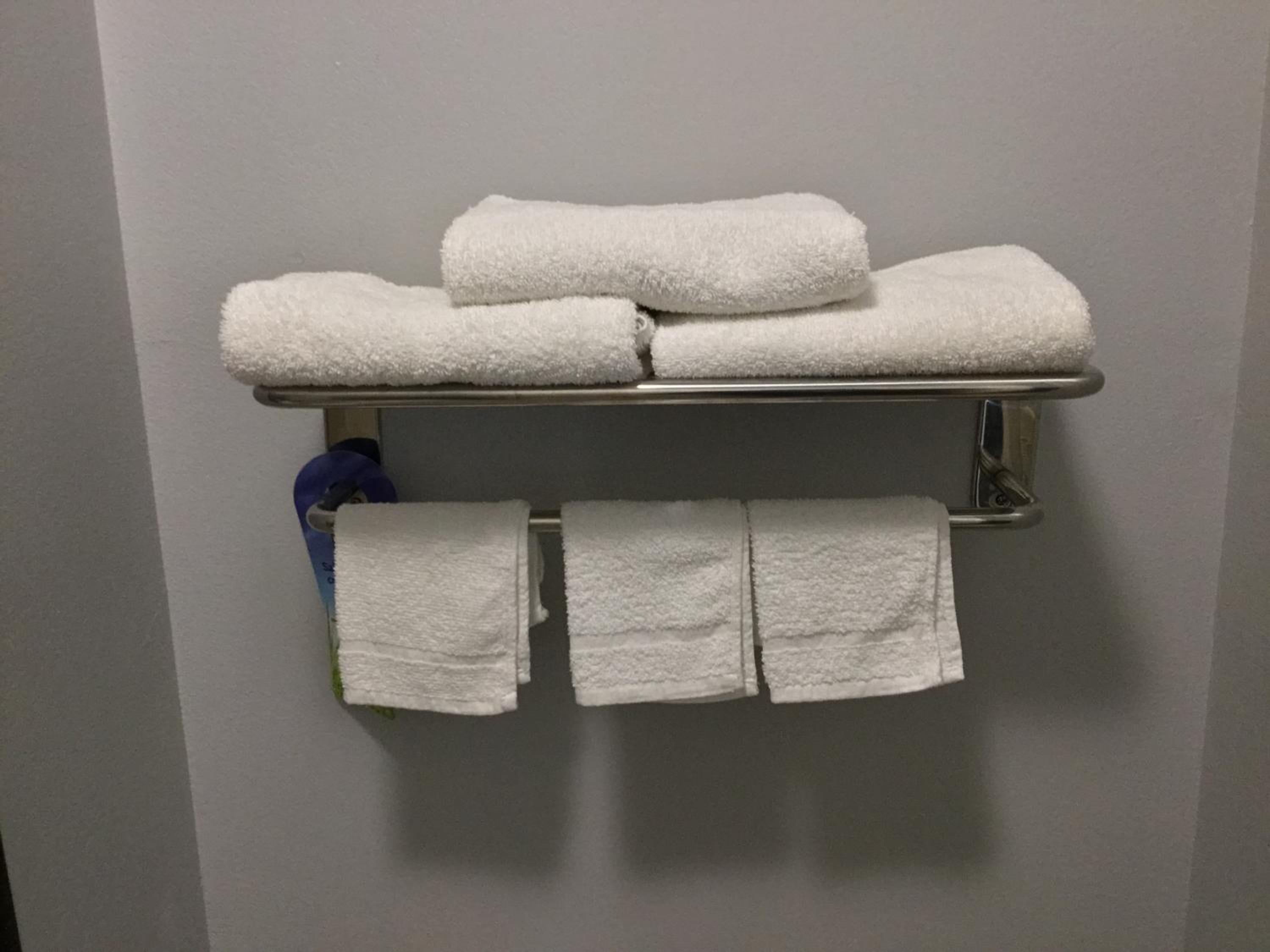 Queen Room with Two Queen Beds and Bath Tub - Mobility/Hearing Access - Non-Smoking - Photo 2