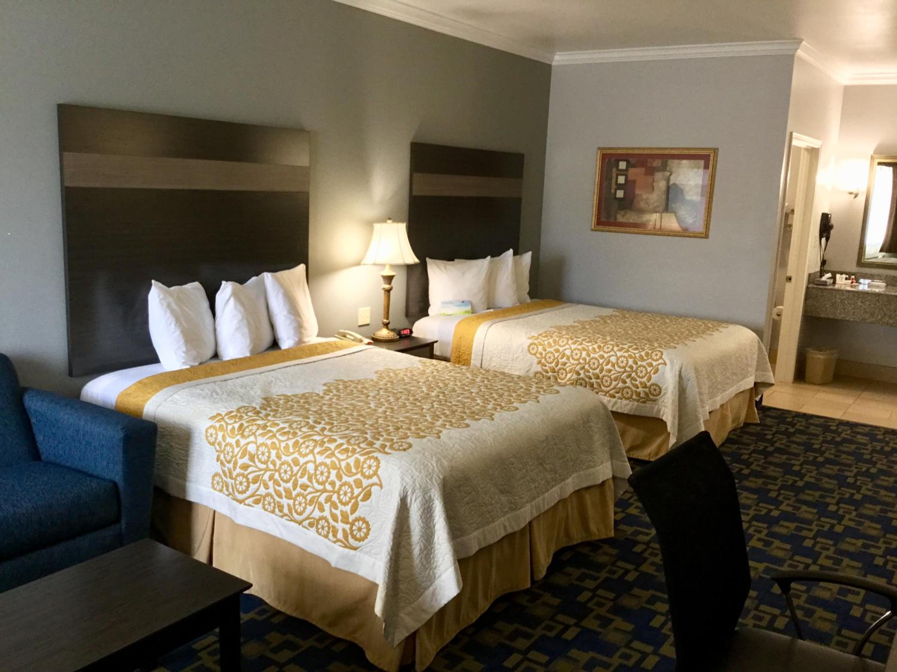 Queen Room with Two Queen Beds and Bath Tub - Mobility/Hearing Access - Non-Smoking - Photo 1