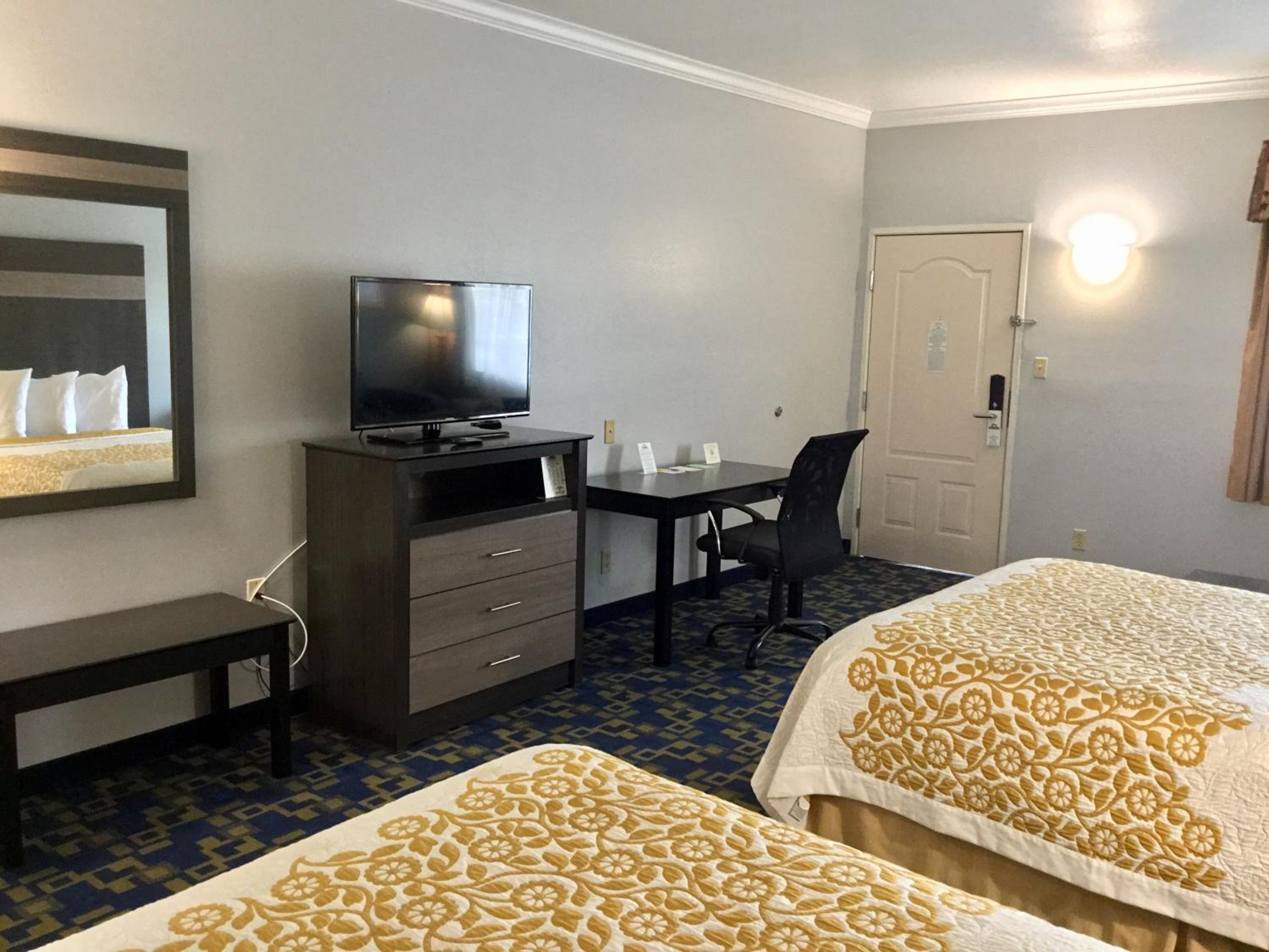 Queen Room with Two Queen Beds and Bath Tub - Mobility/Hearing Access - Non-Smoking - Photo 5
