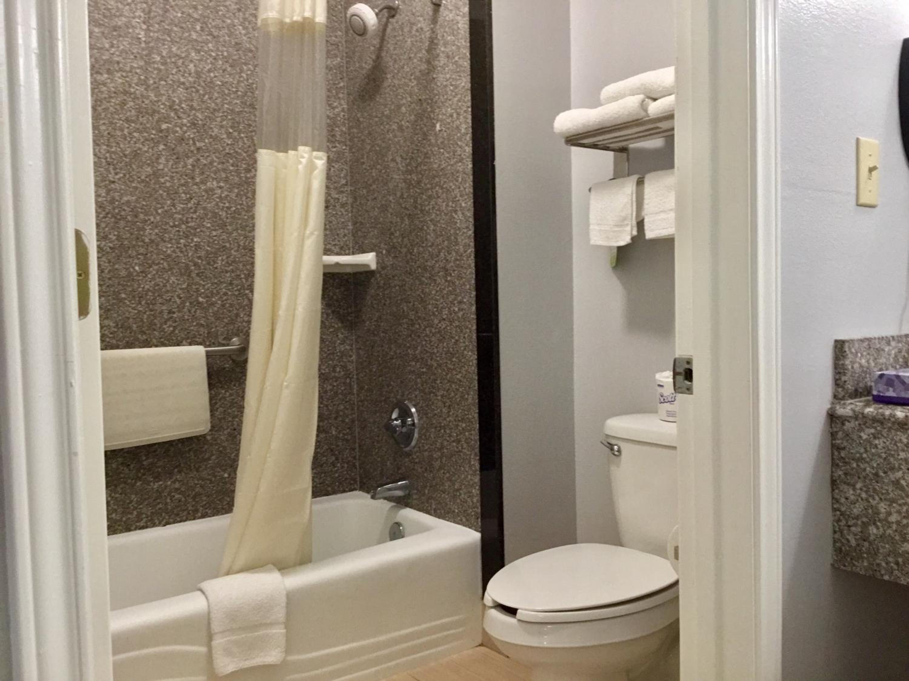 Queen Room with Two Queen Beds and Bath Tub - Mobility/Hearing Access - Non-Smoking - Photo 13