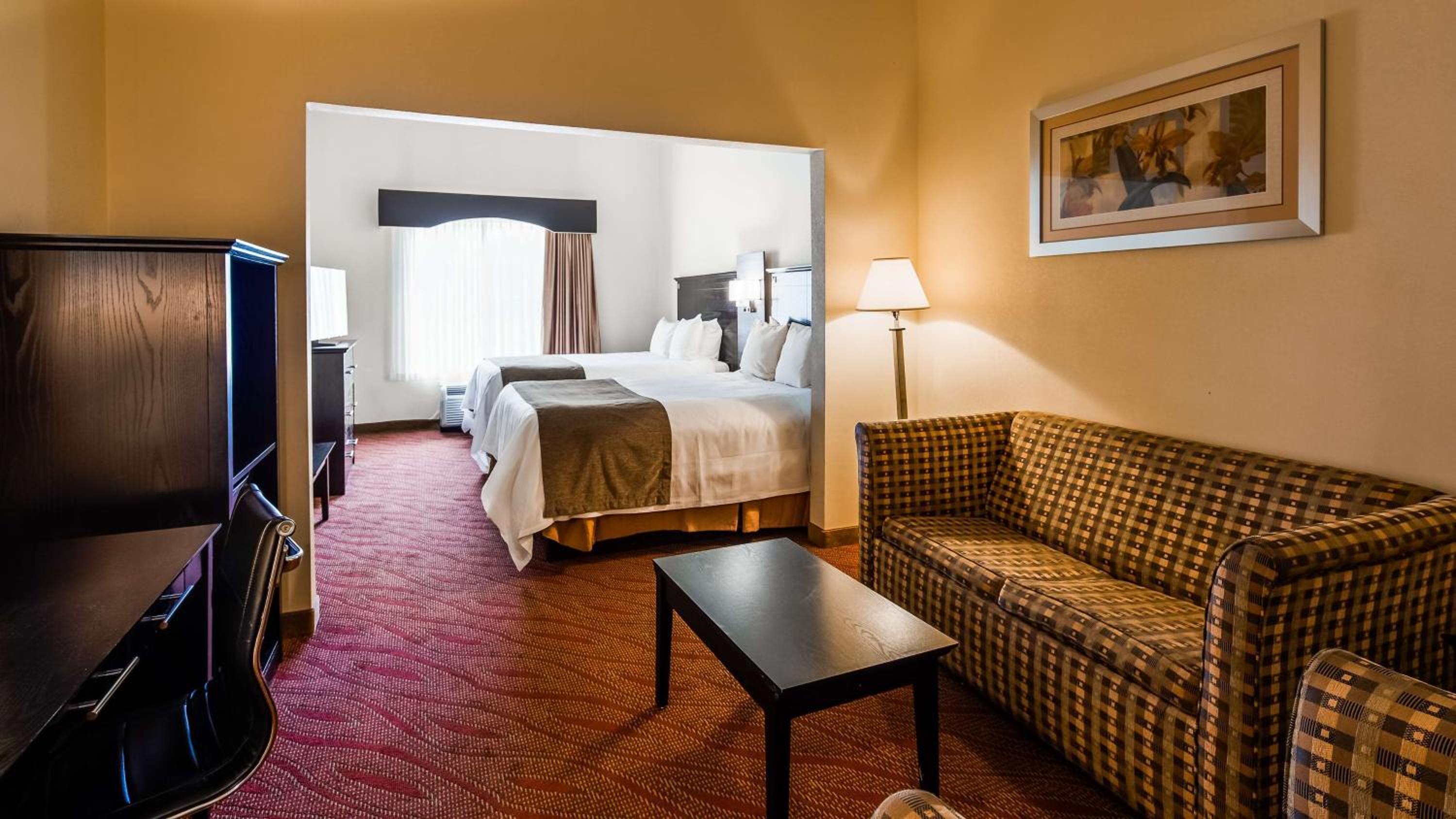 Queen Suite with Two Queen Beds - Photo 4