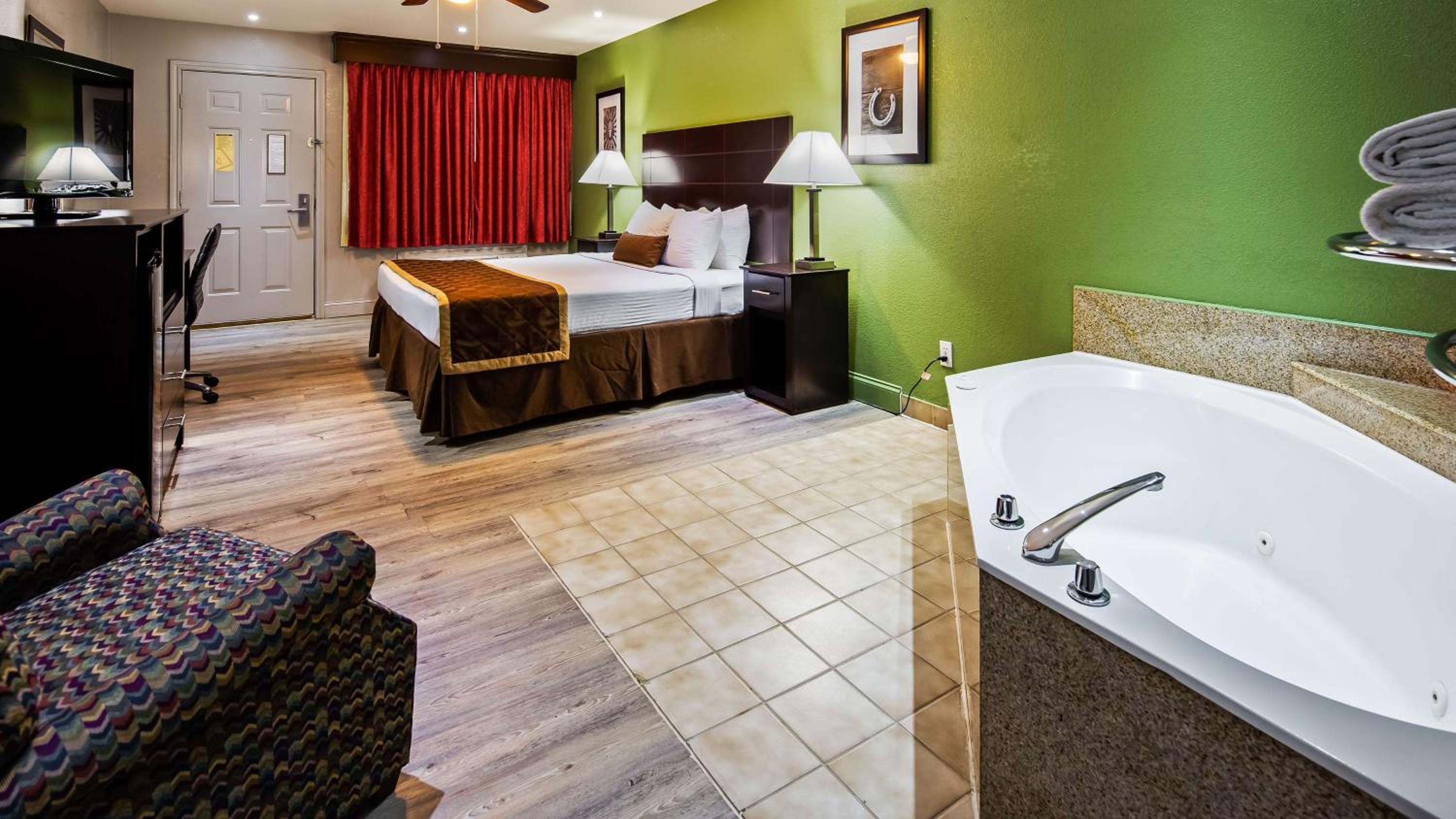 King Room with Spa Bath - Non-Smoking photo 1