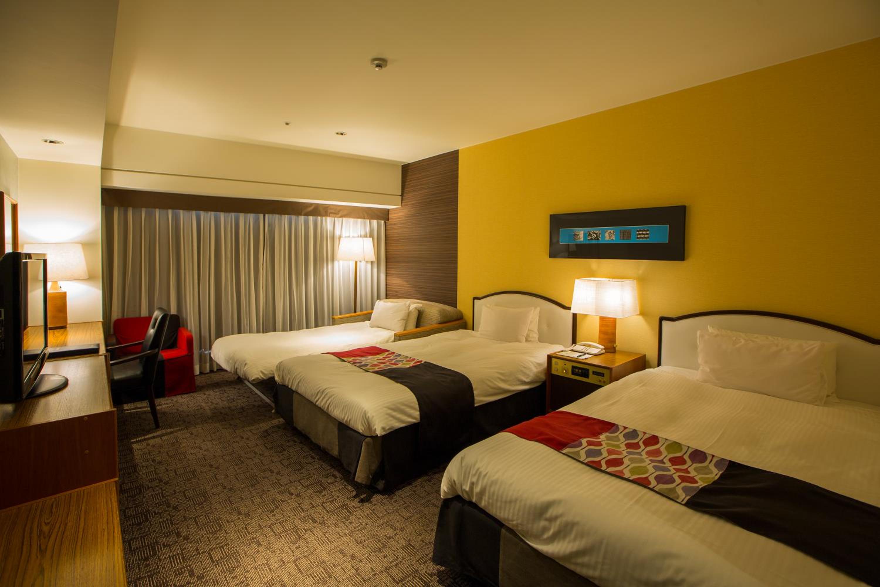 Standard Twin Room with Extra Bed - Main Building  - Non-Smoking - Photo 13