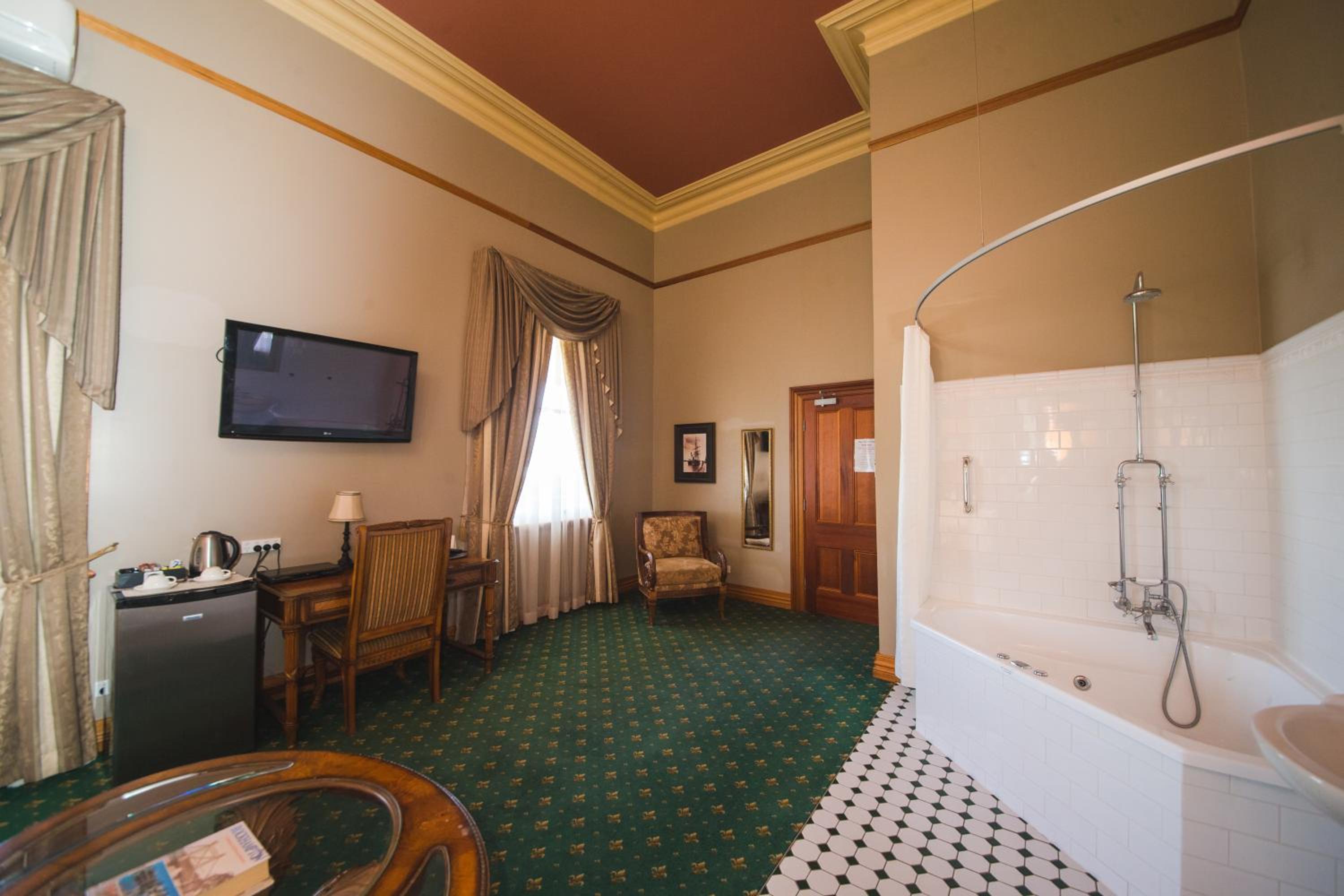 Superior Suite with Spa Bath photo 3