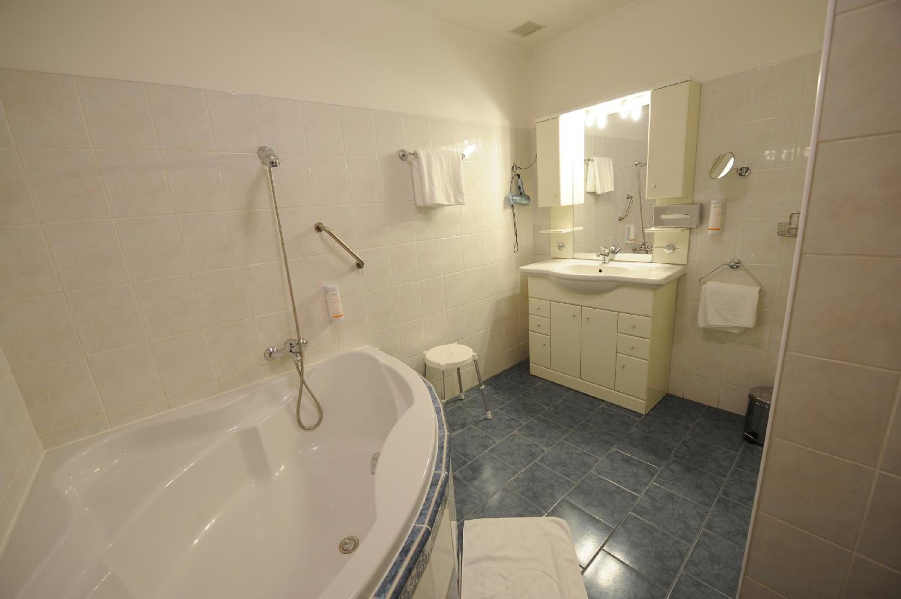 Deluxe Double Room - Photo 19