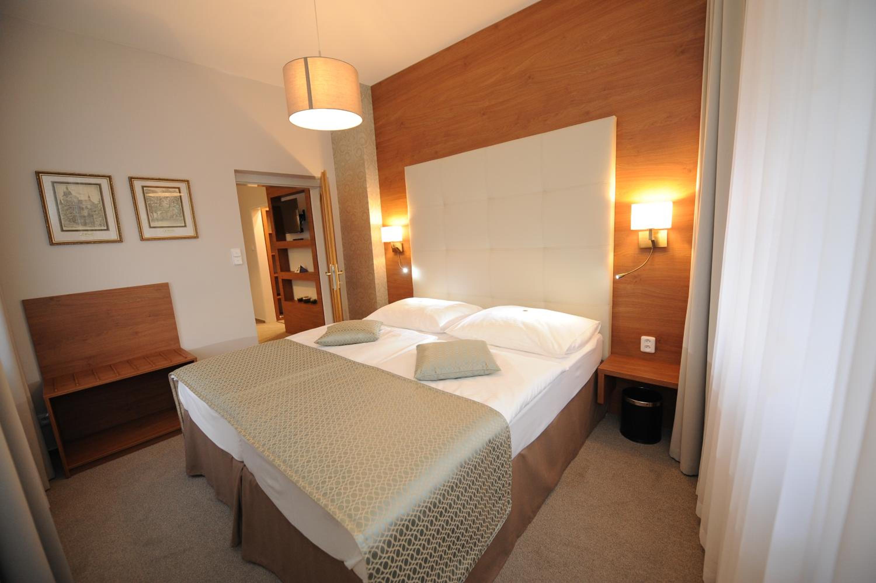 Deluxe Double Room - Photo 13