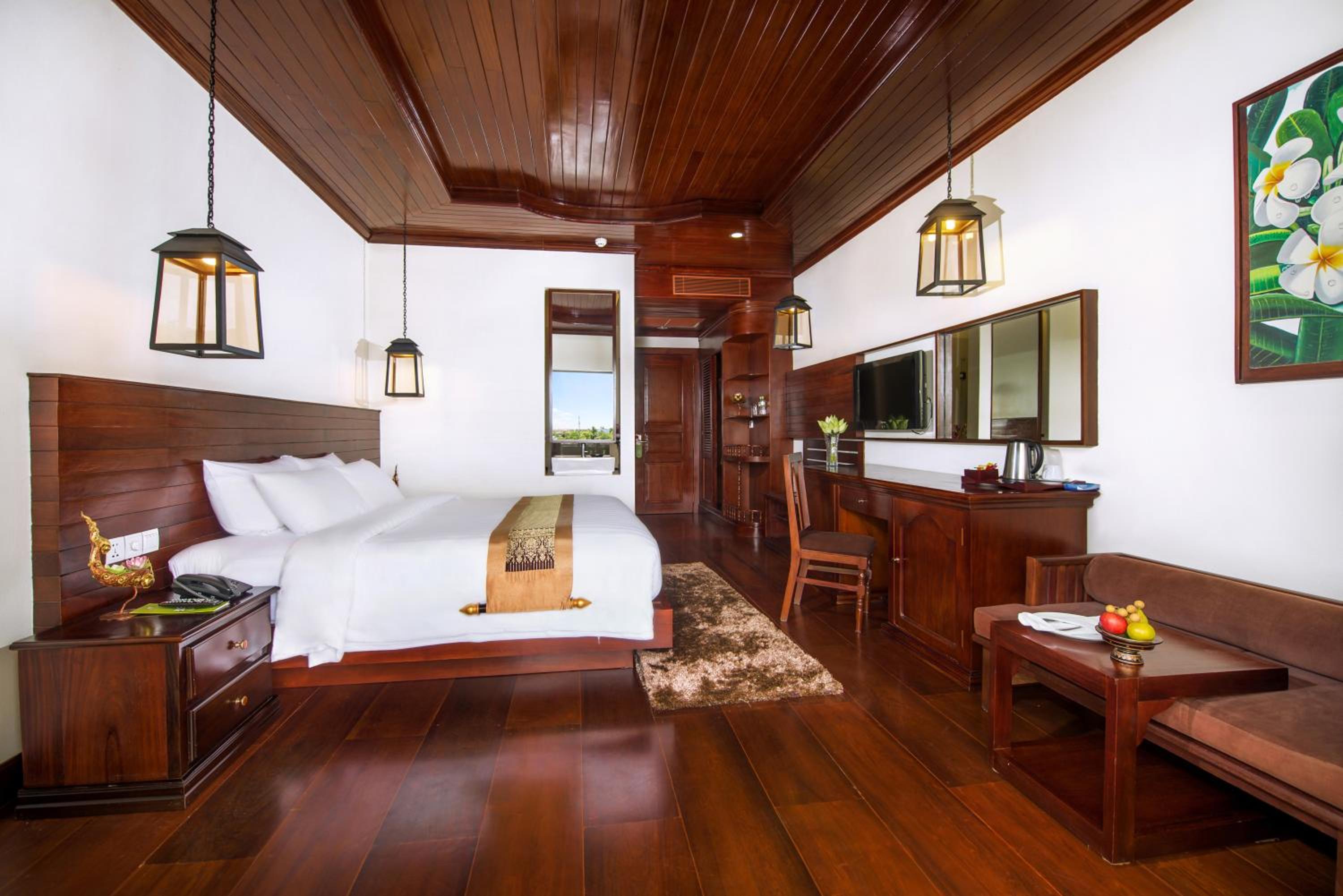 Deluxe King Room - Photo 2