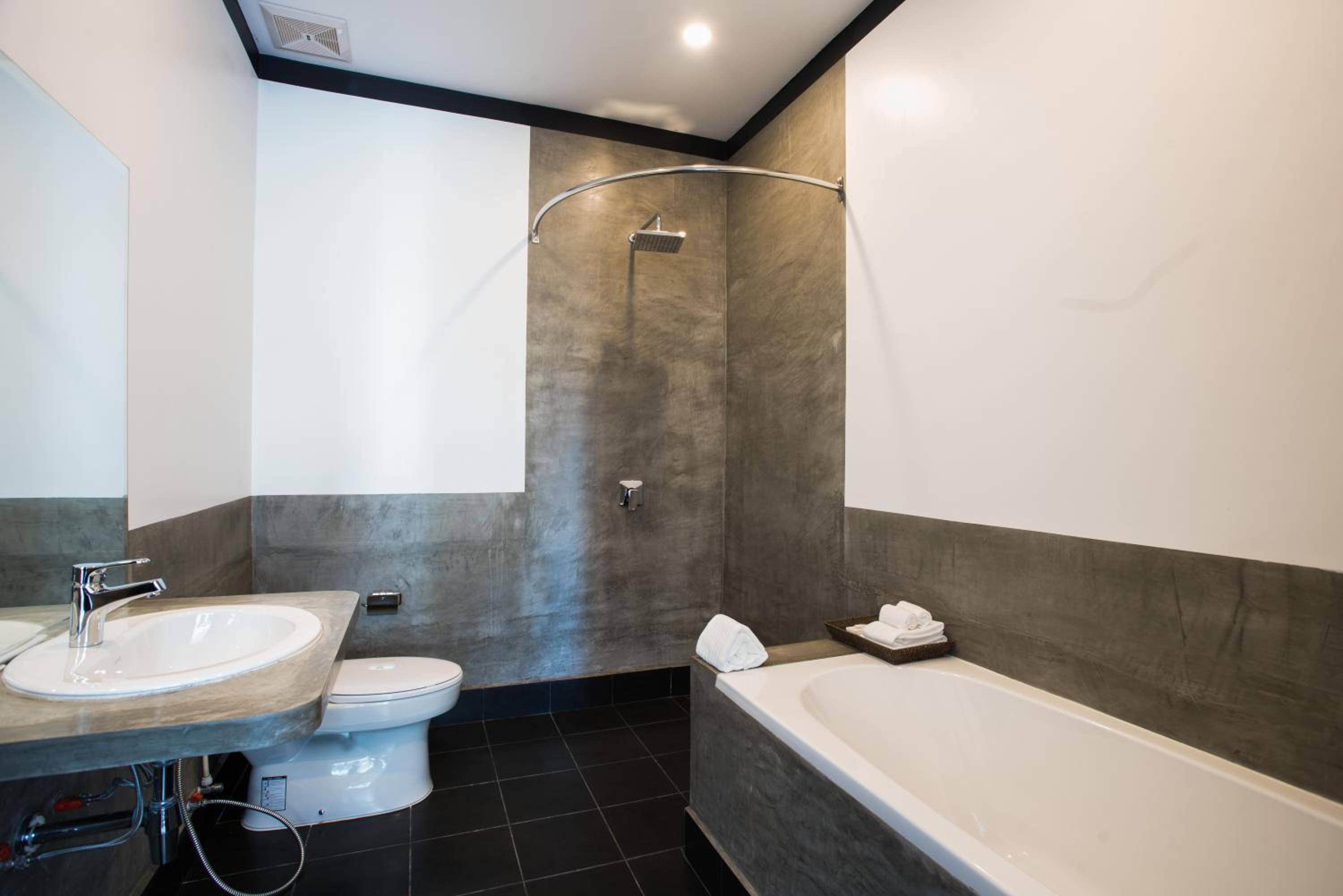 Deluxe Double Room with Balcony - Photo 11