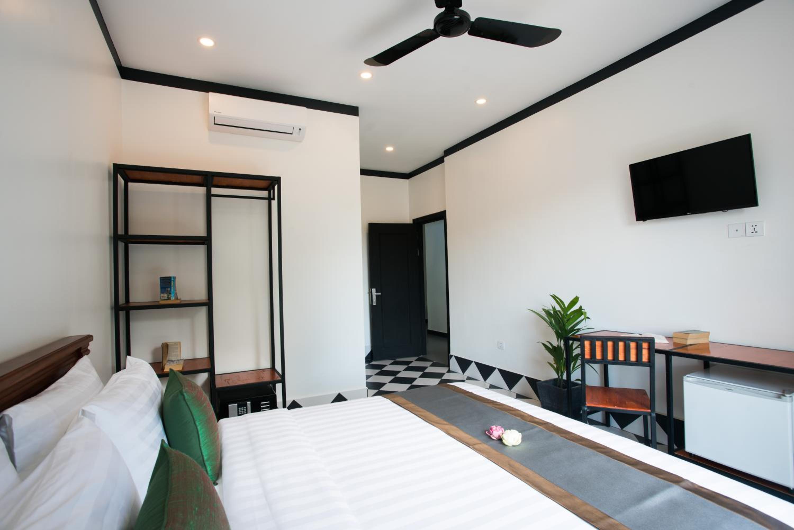 Deluxe Double Room with Balcony - Photo 2