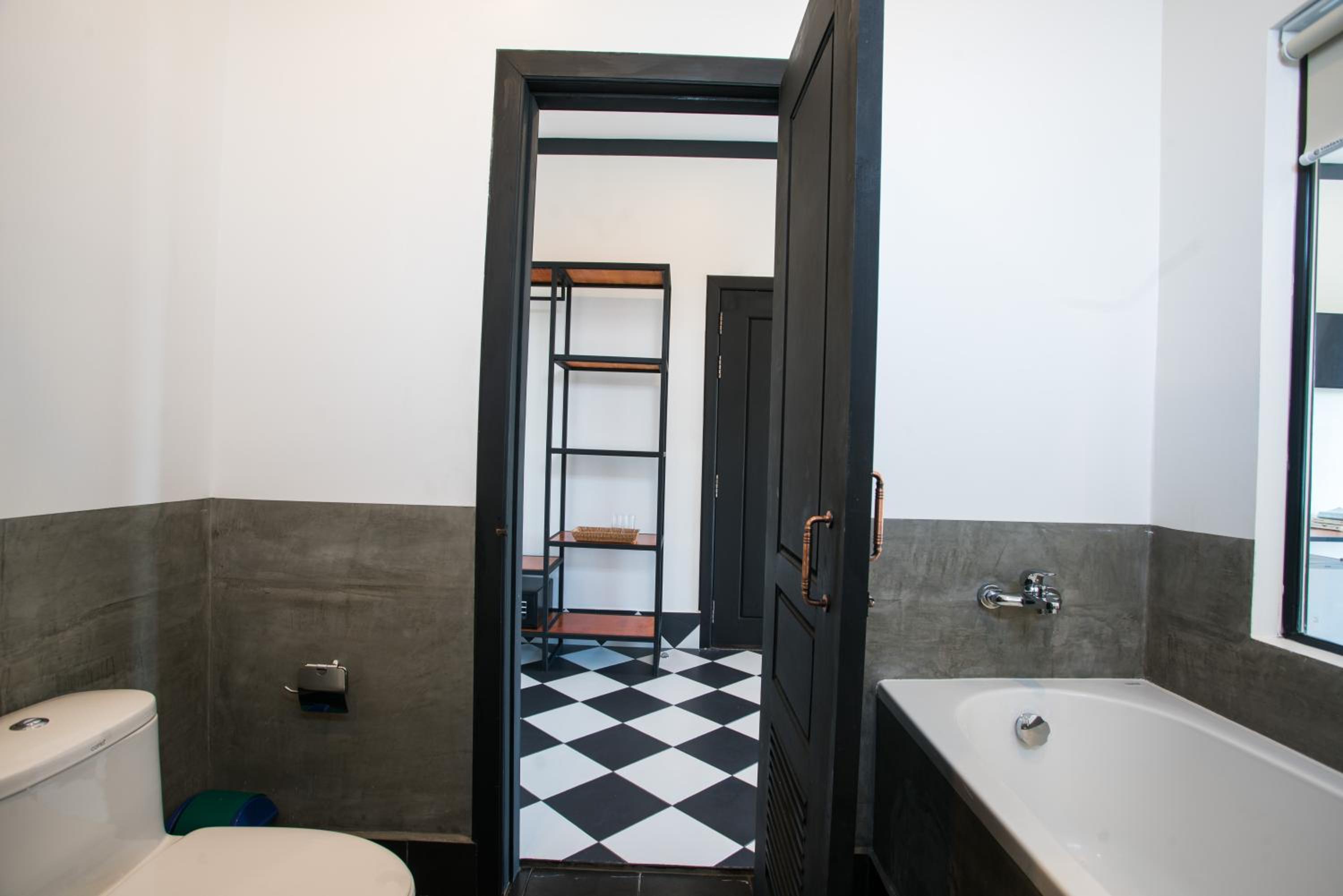 Deluxe Double Room with Balcony - Photo 12