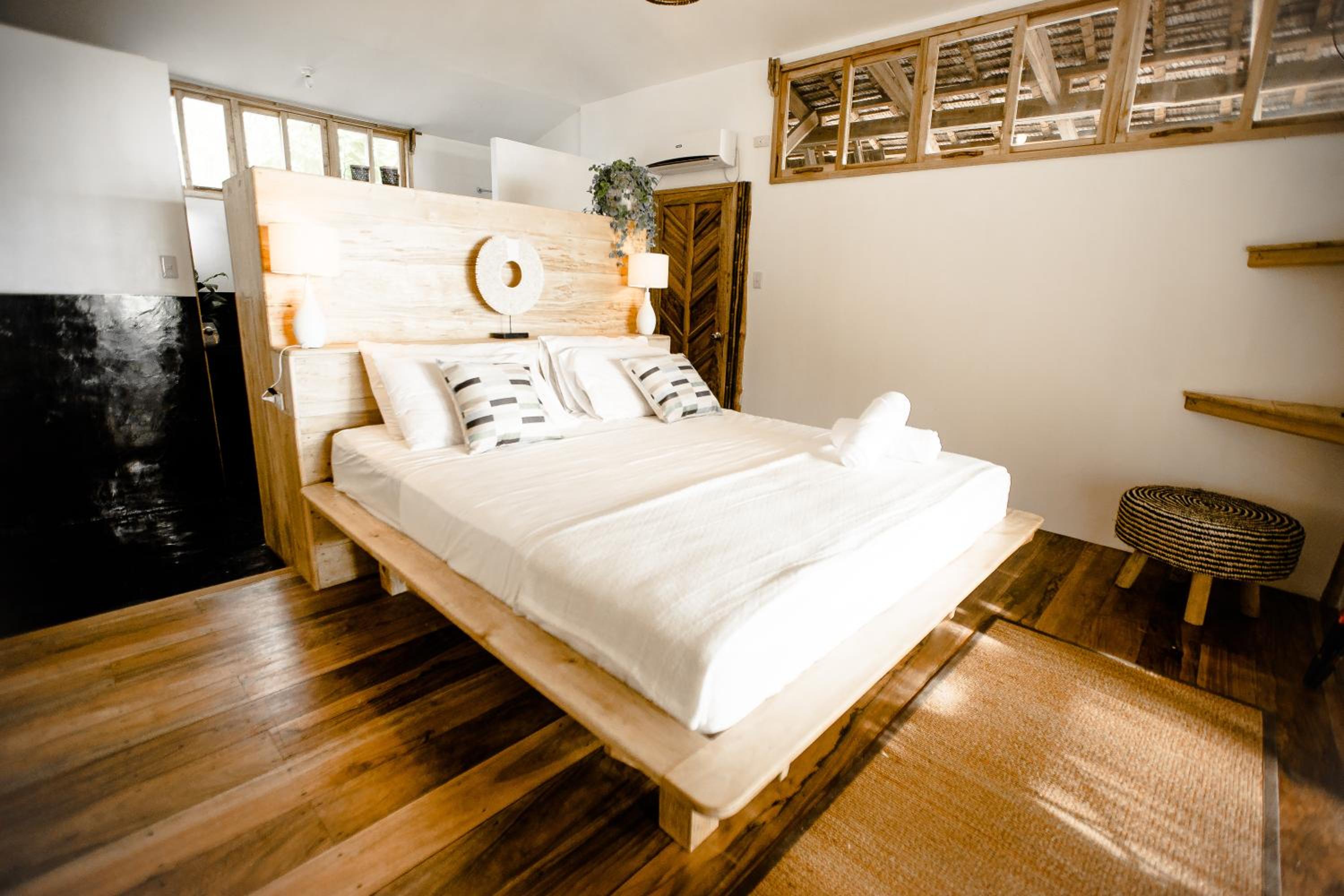 Deluxe Double Room with Sea View - Photo 4