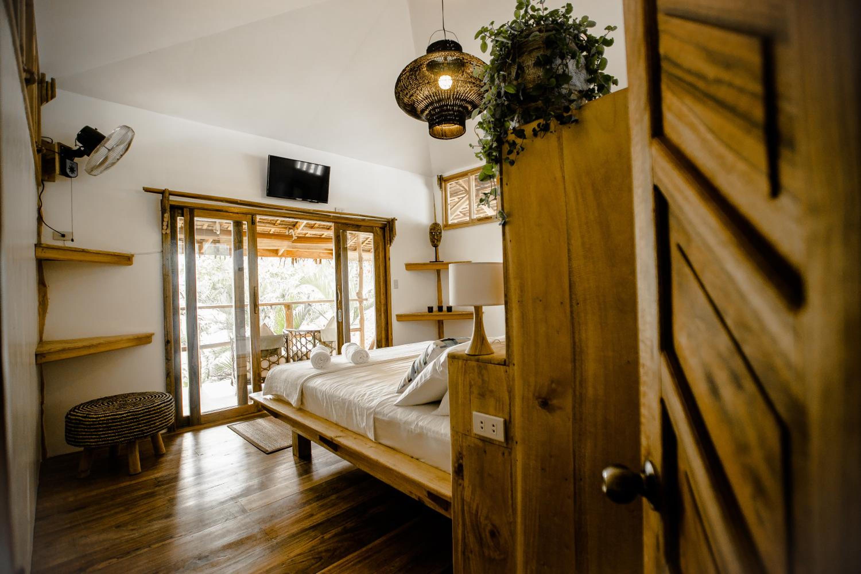 Deluxe Double Room with Sea View - Photo 8