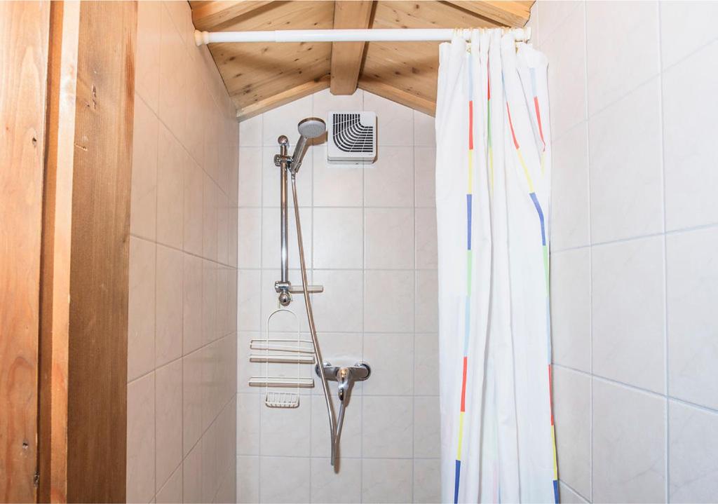 Zimmer 3 - Triple Room with Shared Bathroom photo 3