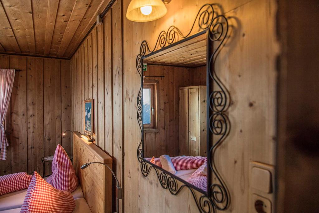 Zimmer 2 - Quadruple Room with Shared Bathroom photo 3