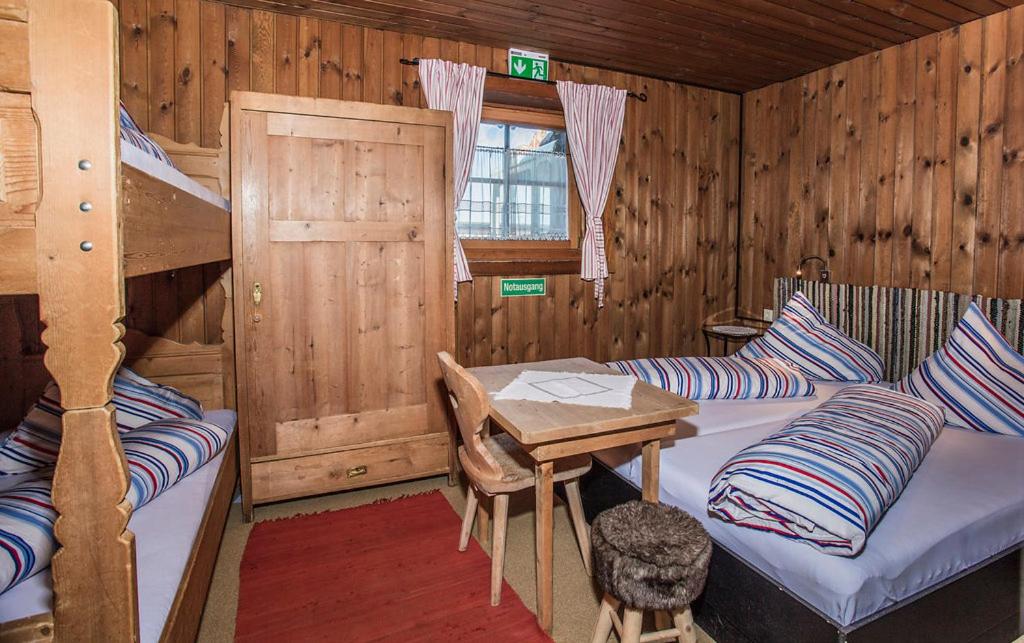 Zimmer 6 - Quadruple Room with Shared Bathroom photo 2