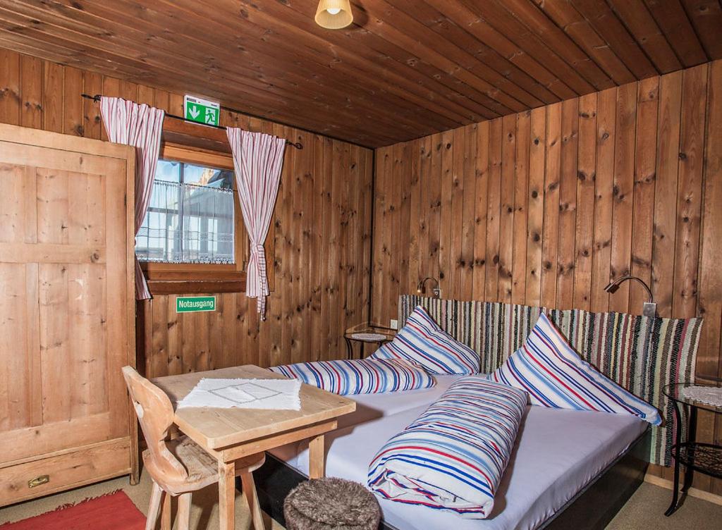 Zimmer 6 - Quadruple Room with Shared Bathroom photo 3